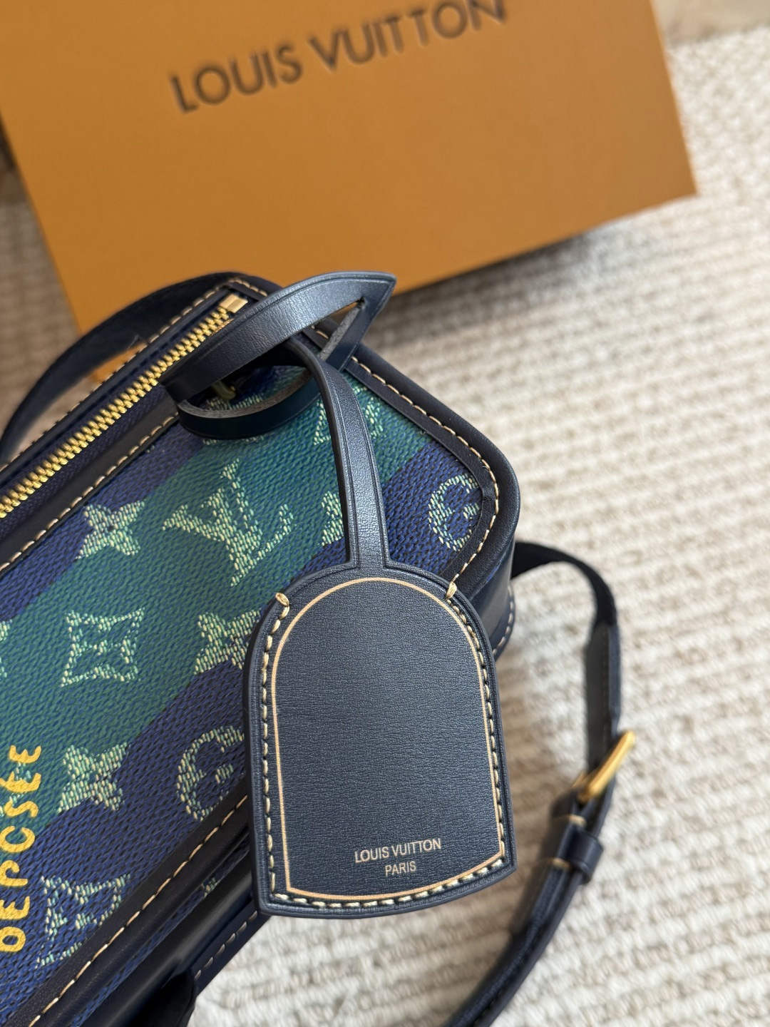 💰270包邮 配盒🎁🎁🎁

size：19 12cm
L家 相机包📷
百搭黑色入手了个男包
性价比真的很高
送男朋友的小姐姐们可以安排了
搜索🔍 lv

