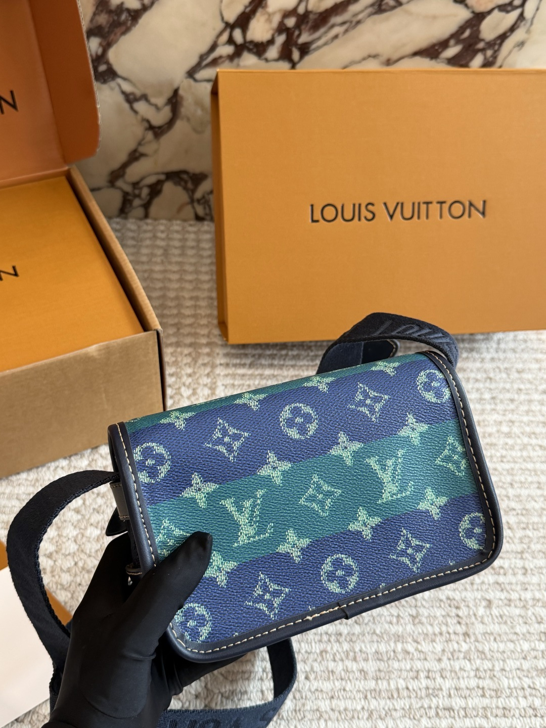 💰270包邮 配盒🎁🎁🎁

size：19 12cm
L家 相机包📷
百搭黑色入手了个男包
性价比真的很高
送男朋友的小姐姐们可以安排了
搜索🔍 lv

