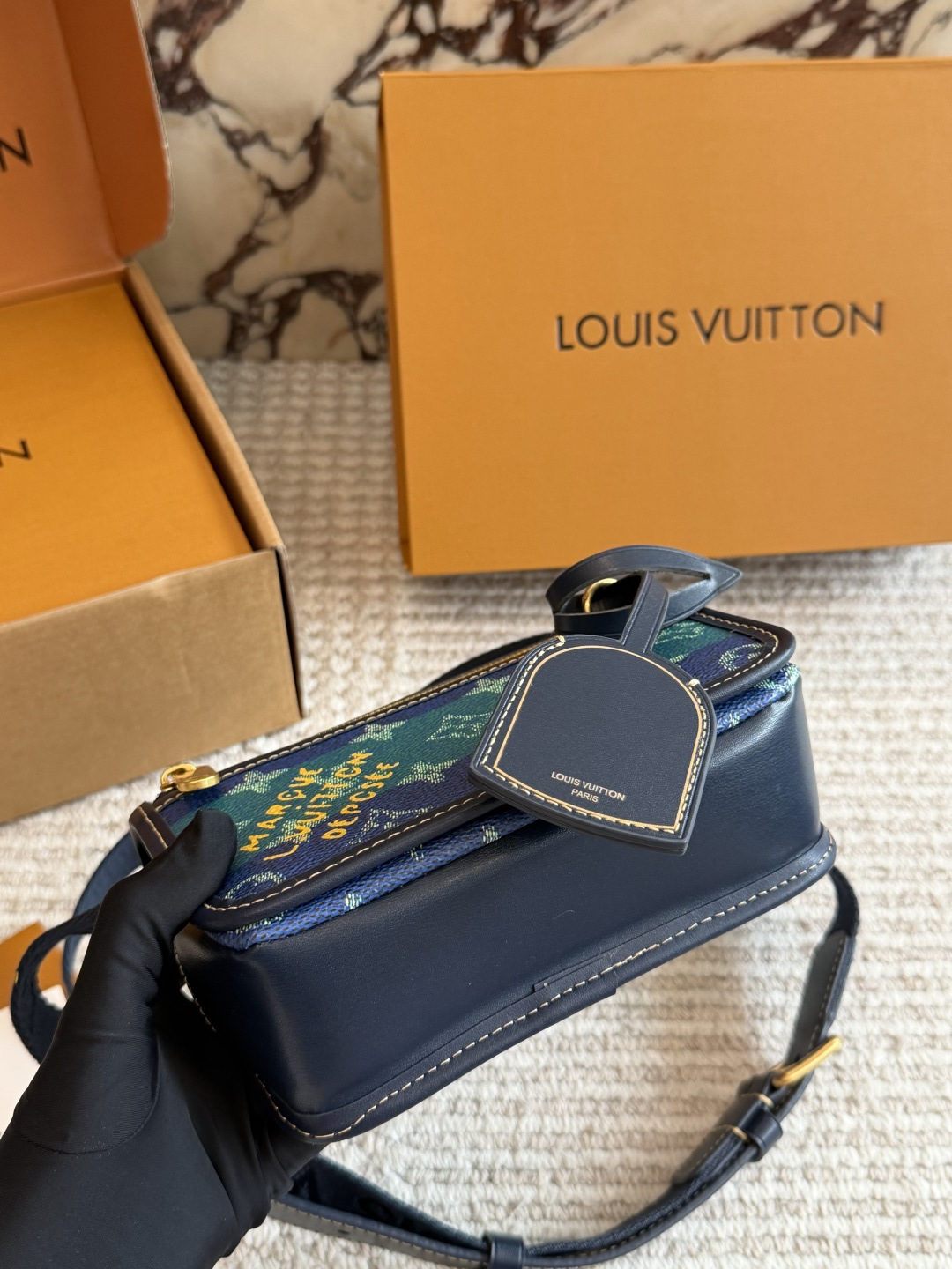 💰270包邮 配盒🎁🎁🎁

size：19 12cm
L家 相机包📷
百搭黑色入手了个男包
性价比真的很高
送男朋友的小姐姐们可以安排了
搜索🔍 lv

