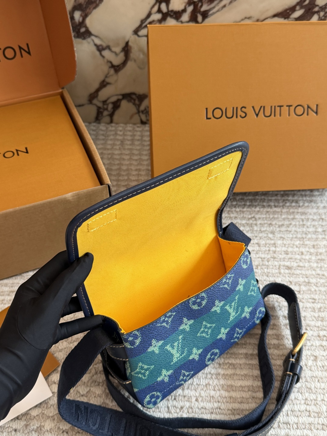 💰270包邮 配盒🎁🎁🎁

size：19 12cm
L家 相机包📷
百搭黑色入手了个男包
性价比真的很高
送男朋友的小姐姐们可以安排了
搜索🔍 lv

