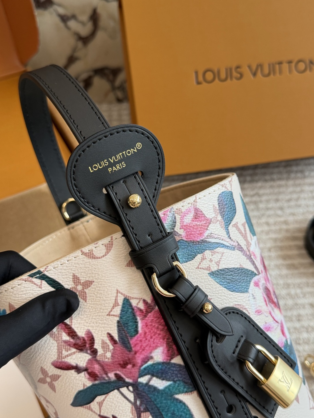 💰270包邮  配盒

size:18*16cm
ALL IN BB重磅来袭新色|
这谁看了不迷糊呀!
没想到越看越喜欢
有两幅面孔
L家 AII IN BB25ss 水桶包