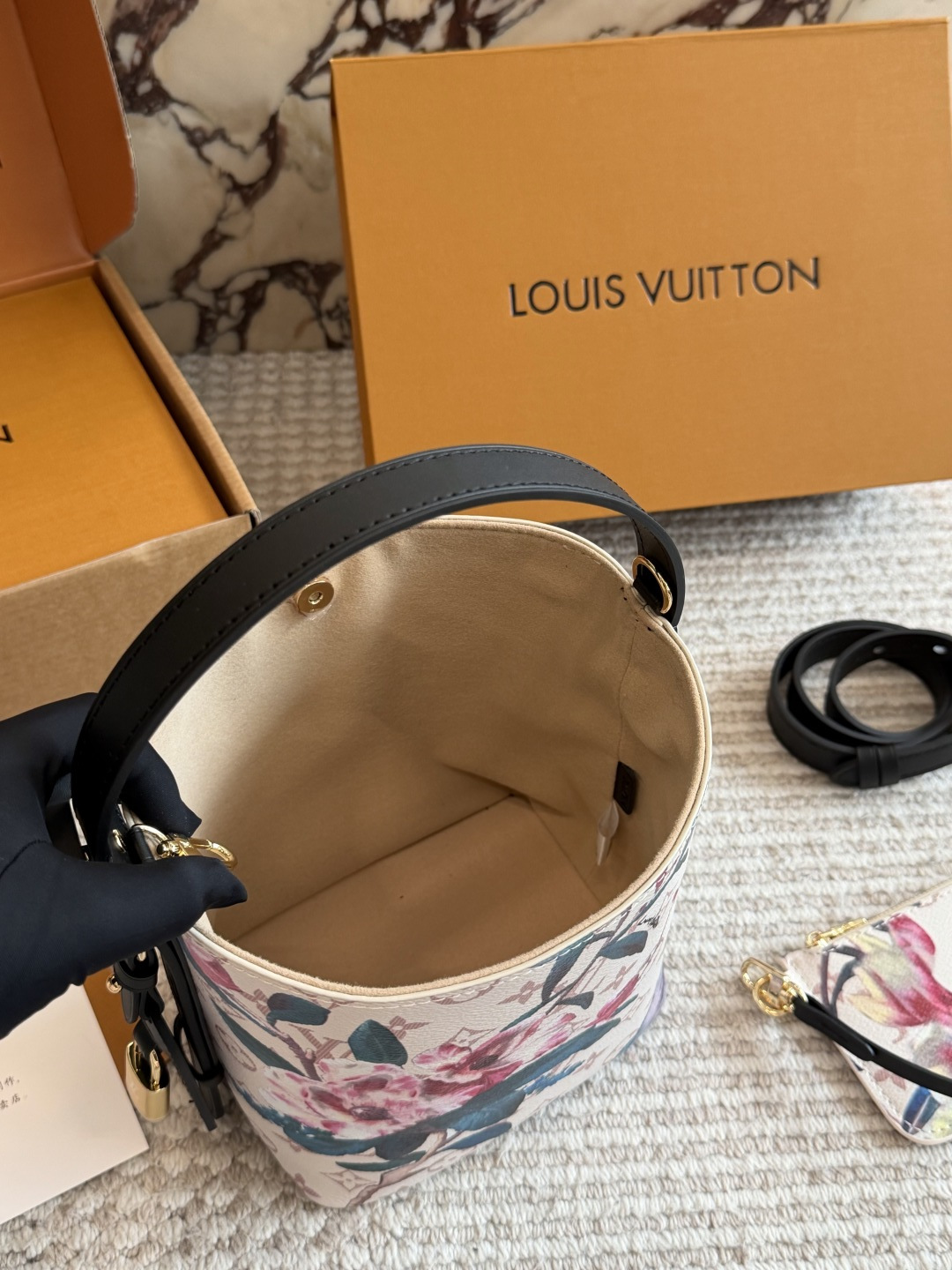 💰270包邮  配盒

size:18*16cm
ALL IN BB重磅来袭新色|
这谁看了不迷糊呀!
没想到越看越喜欢
有两幅面孔
L家 AII IN BB25ss 水桶包