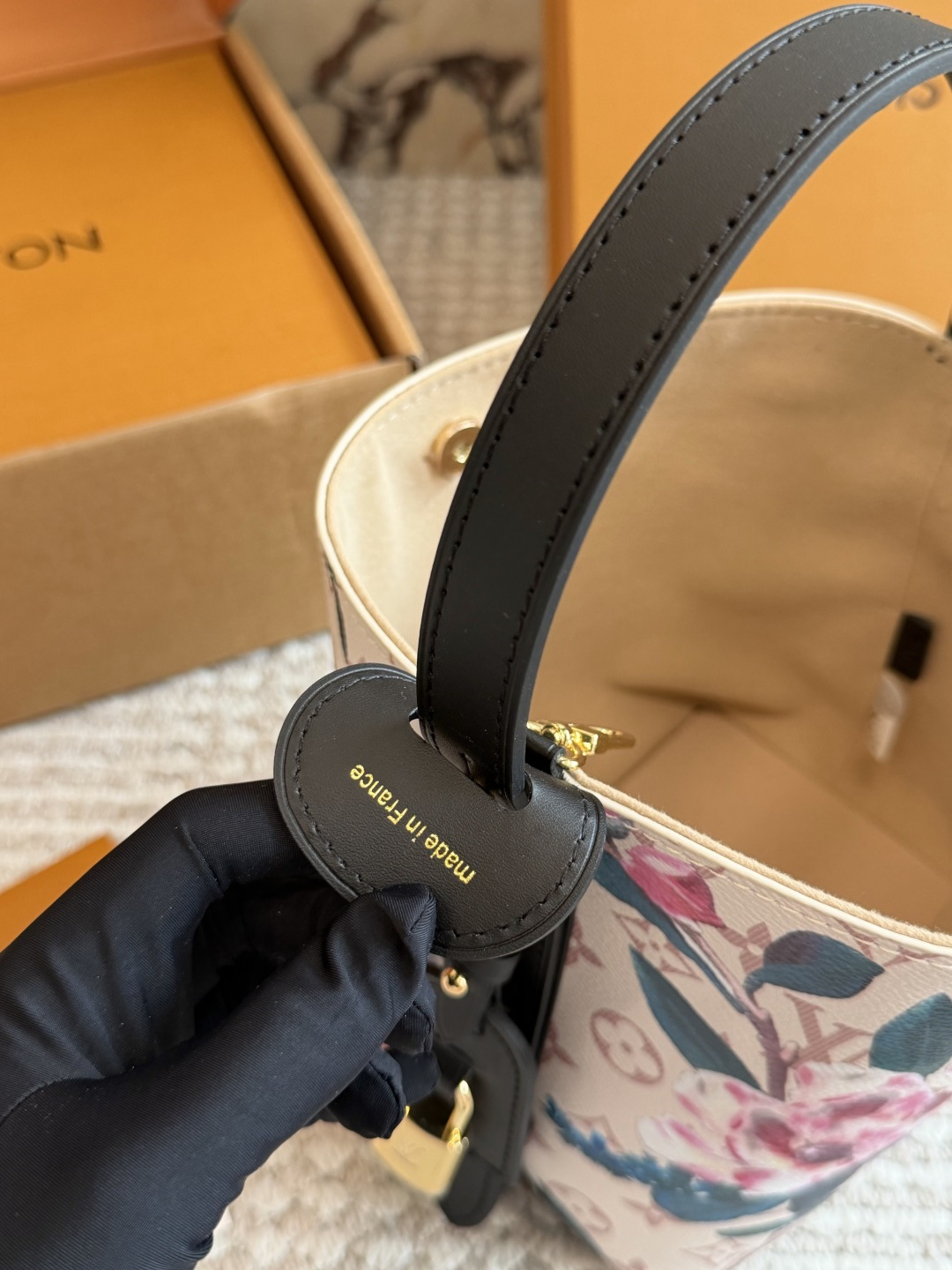 💰270包邮  配盒

size:18*16cm
ALL IN BB重磅来袭新色|
这谁看了不迷糊呀!
没想到越看越喜欢
有两幅面孔
L家 AII IN BB25ss 水桶包