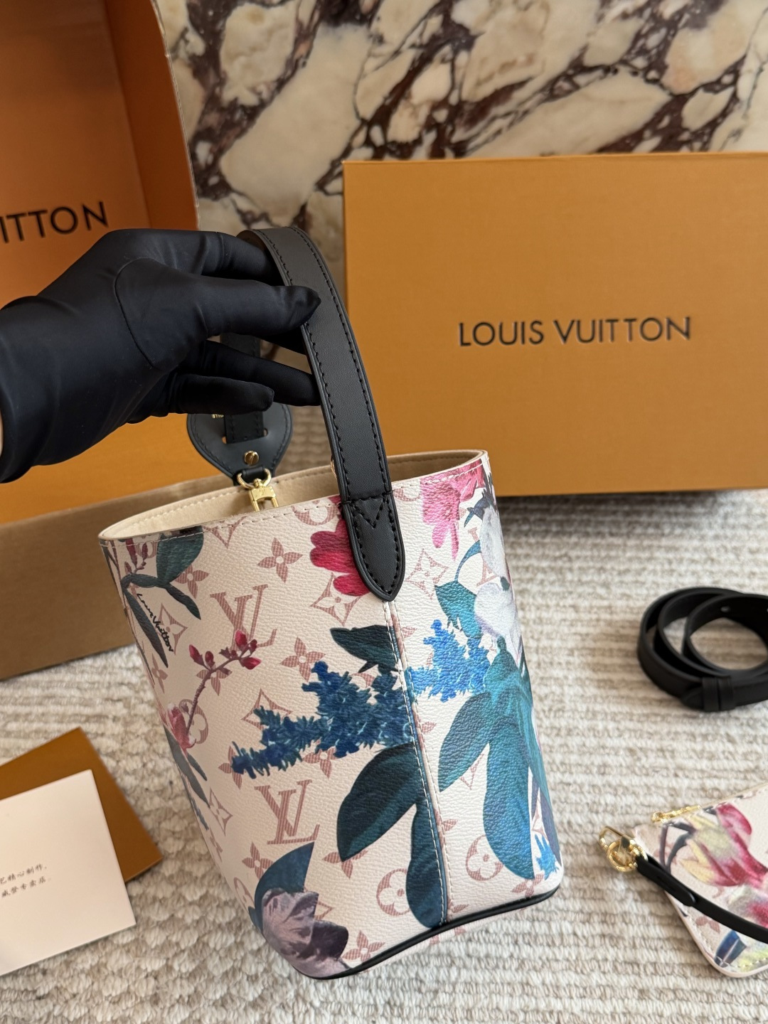 💰270包邮  配盒

size:18*16cm
ALL IN BB重磅来袭新色|
这谁看了不迷糊呀!
没想到越看越喜欢
有两幅面孔
L家 AII IN BB25ss 水桶包