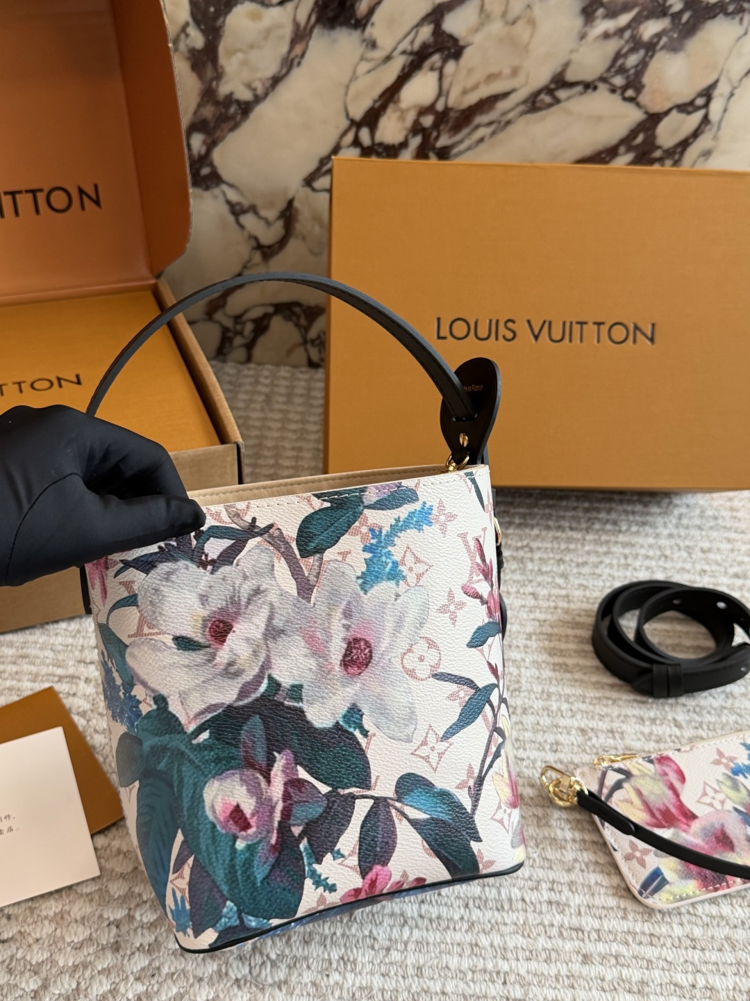 💰270包邮  配盒

size:18*16cm
ALL IN BB重磅来袭新色|
这谁看了不迷糊呀!
没想到越看越喜欢
有两幅面孔
L家 AII IN BB25ss 水桶包