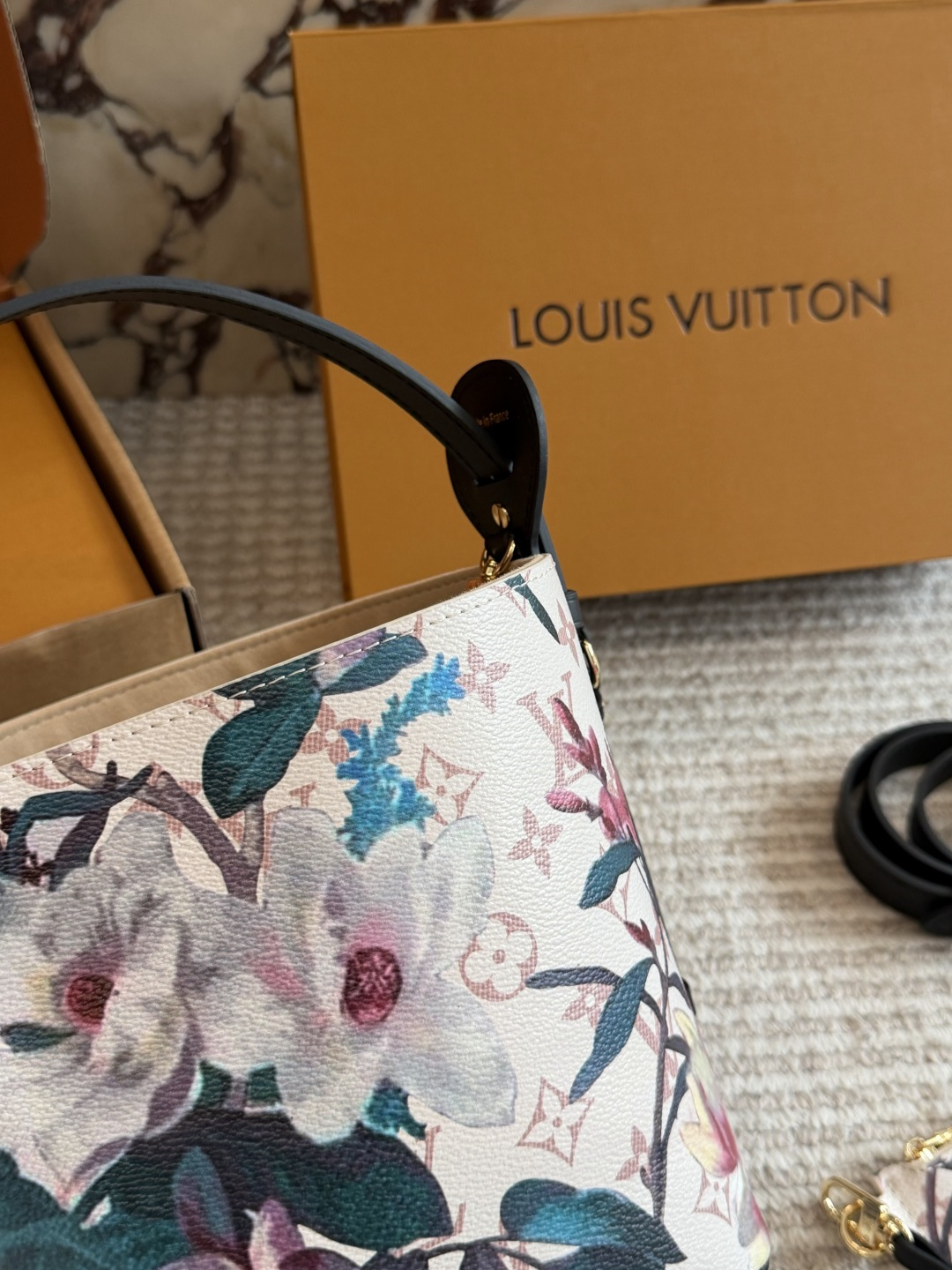 💰270包邮  配盒

size:18*16cm
ALL IN BB重磅来袭新色|
这谁看了不迷糊呀!
没想到越看越喜欢
有两幅面孔
L家 AII IN BB25ss 水桶包