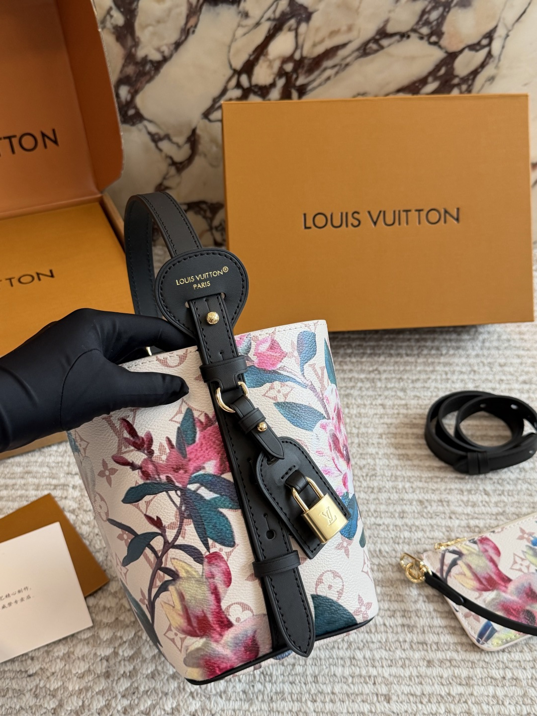 💰270包邮  配盒

size:18*16cm
ALL IN BB重磅来袭新色|
这谁看了不迷糊呀!
没想到越看越喜欢
有两幅面孔
L家 AII IN BB25ss 水桶包