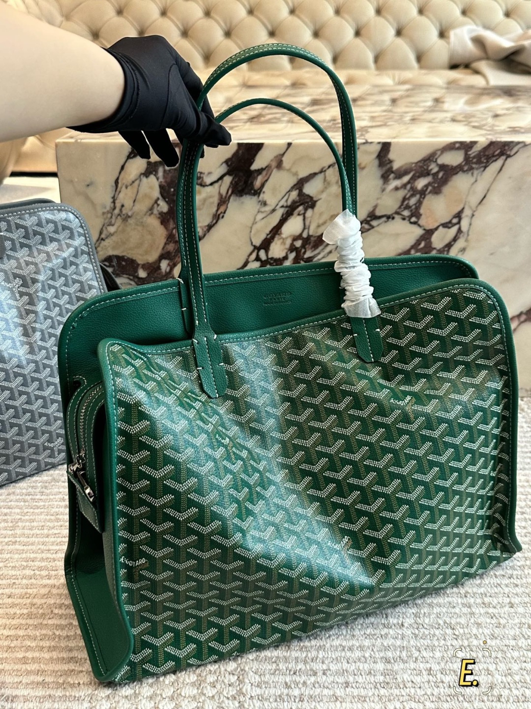 💰270包邮

size：41 30cm
戈雅购物袋🛍️
属于这个季节的购物袋
从头到尾全部都是客订哦！
Goyard 小托特 
实物真的很有质感，
四季绝配！