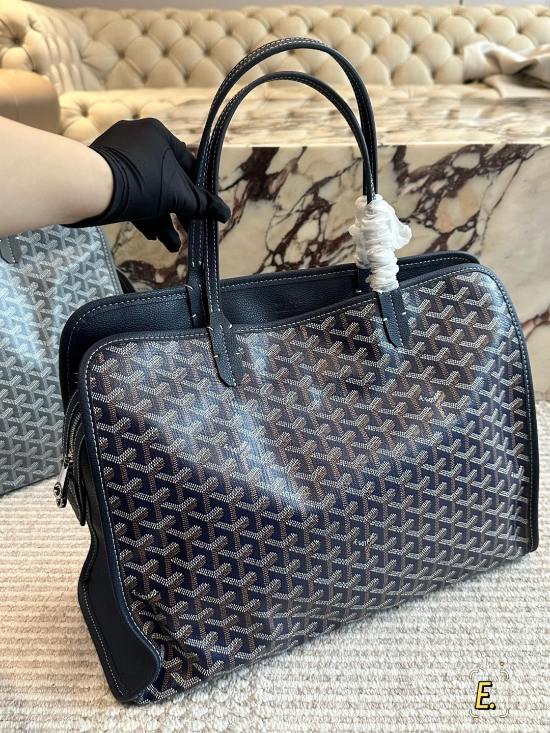 💰270包邮

size：41 30cm
戈雅购物袋🛍️
属于这个季节的购物袋
从头到尾全部都是客订哦！
Goyard 小托特 
实物真的很有质感，
四季绝配！