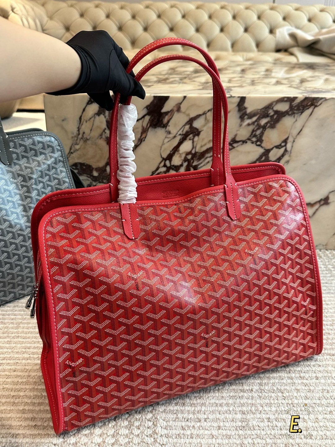 💰270包邮

size：41 30cm
戈雅购物袋🛍️
属于这个季节的购物袋
从头到尾全部都是客订哦！
Goyard 小托特 
实物真的很有质感，
四季绝配！