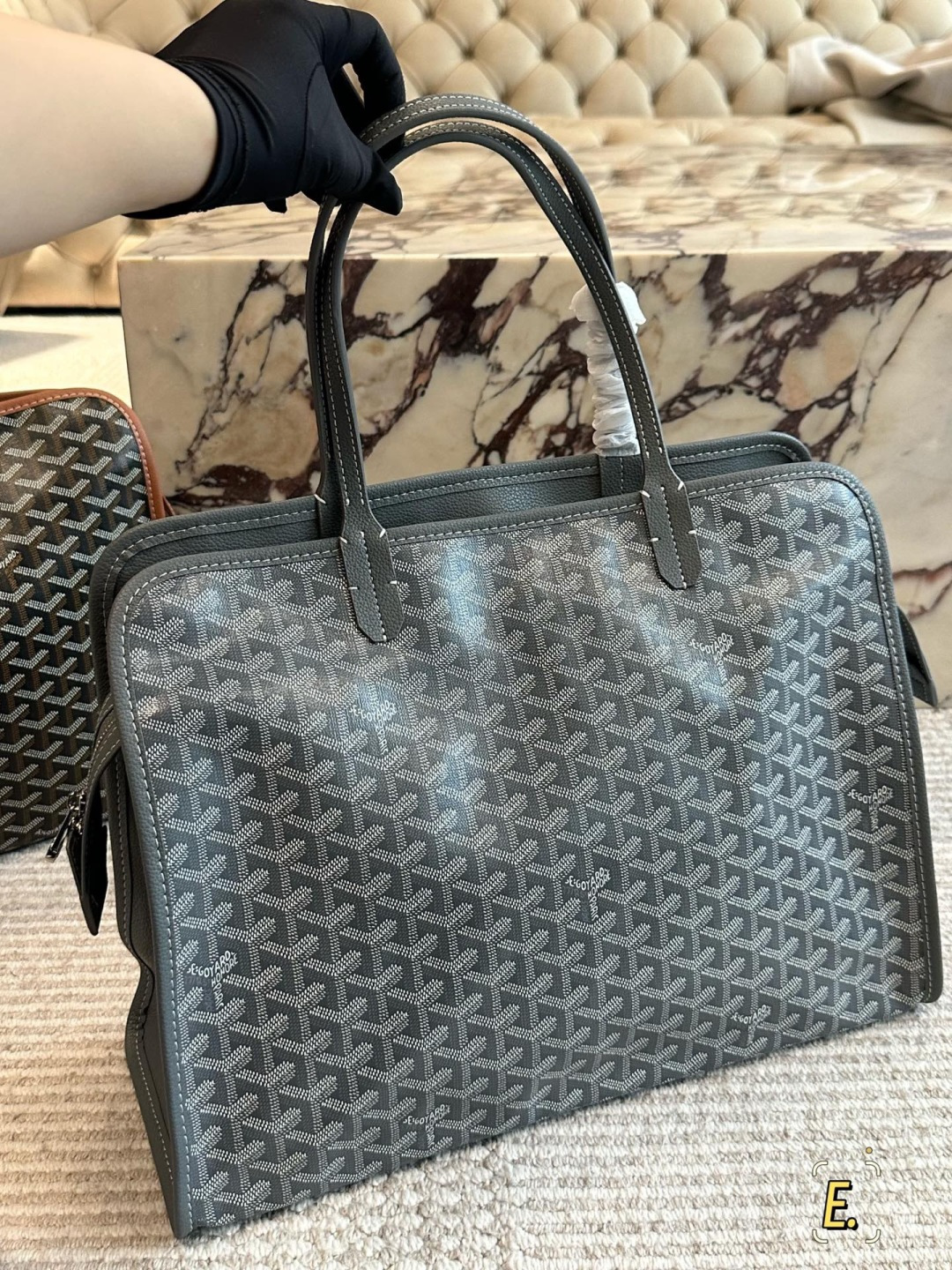 💰270包邮

size：41 30cm
戈雅购物袋🛍️
属于这个季节的购物袋
从头到尾全部都是客订哦！
Goyard 小托特 
实物真的很有质感，
四季绝配！