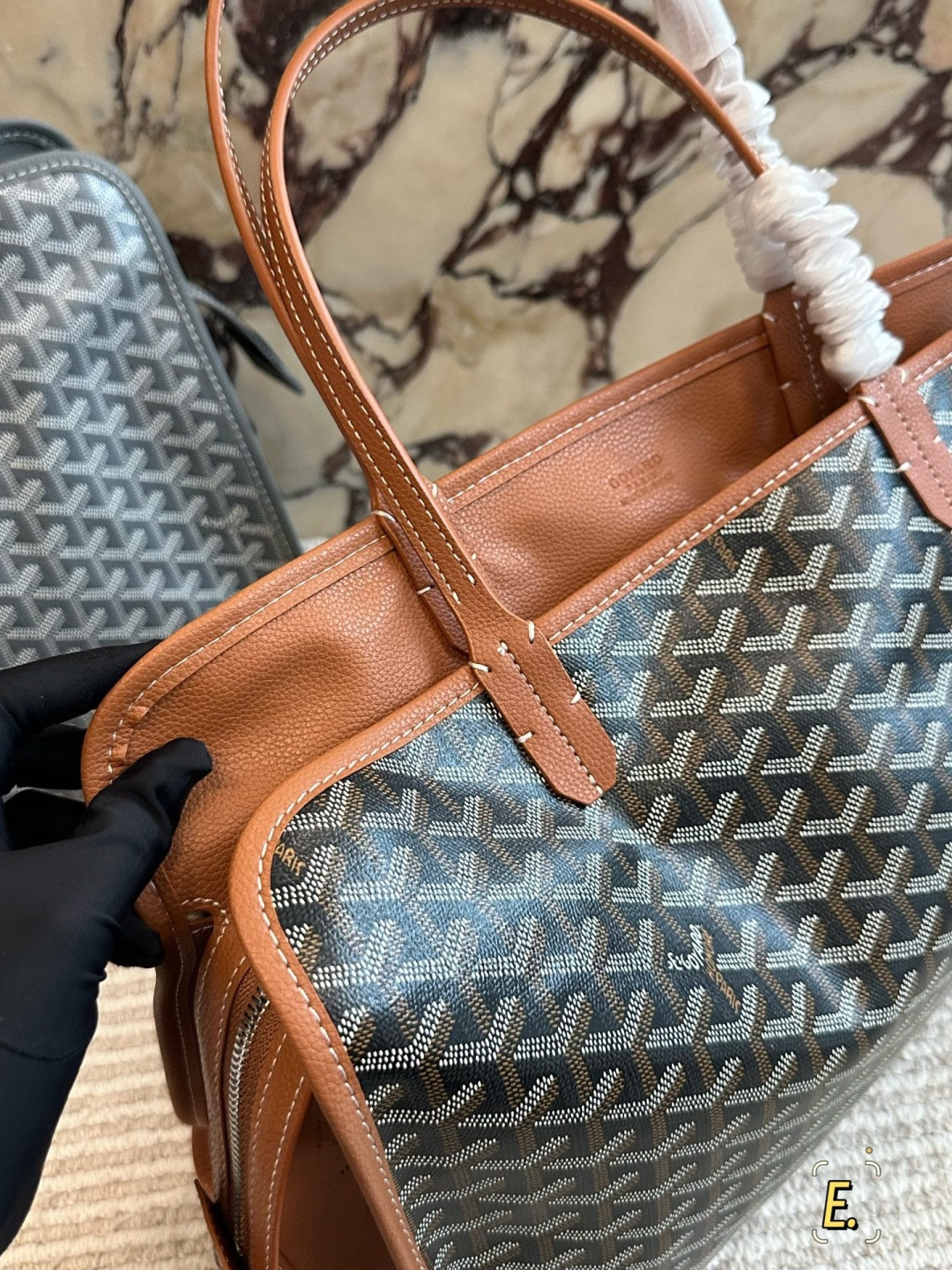 💰270包邮

size：41 30cm
戈雅购物袋🛍️
属于这个季节的购物袋
从头到尾全部都是客订哦！
Goyard 小托特 
实物真的很有质感，
四季绝配！