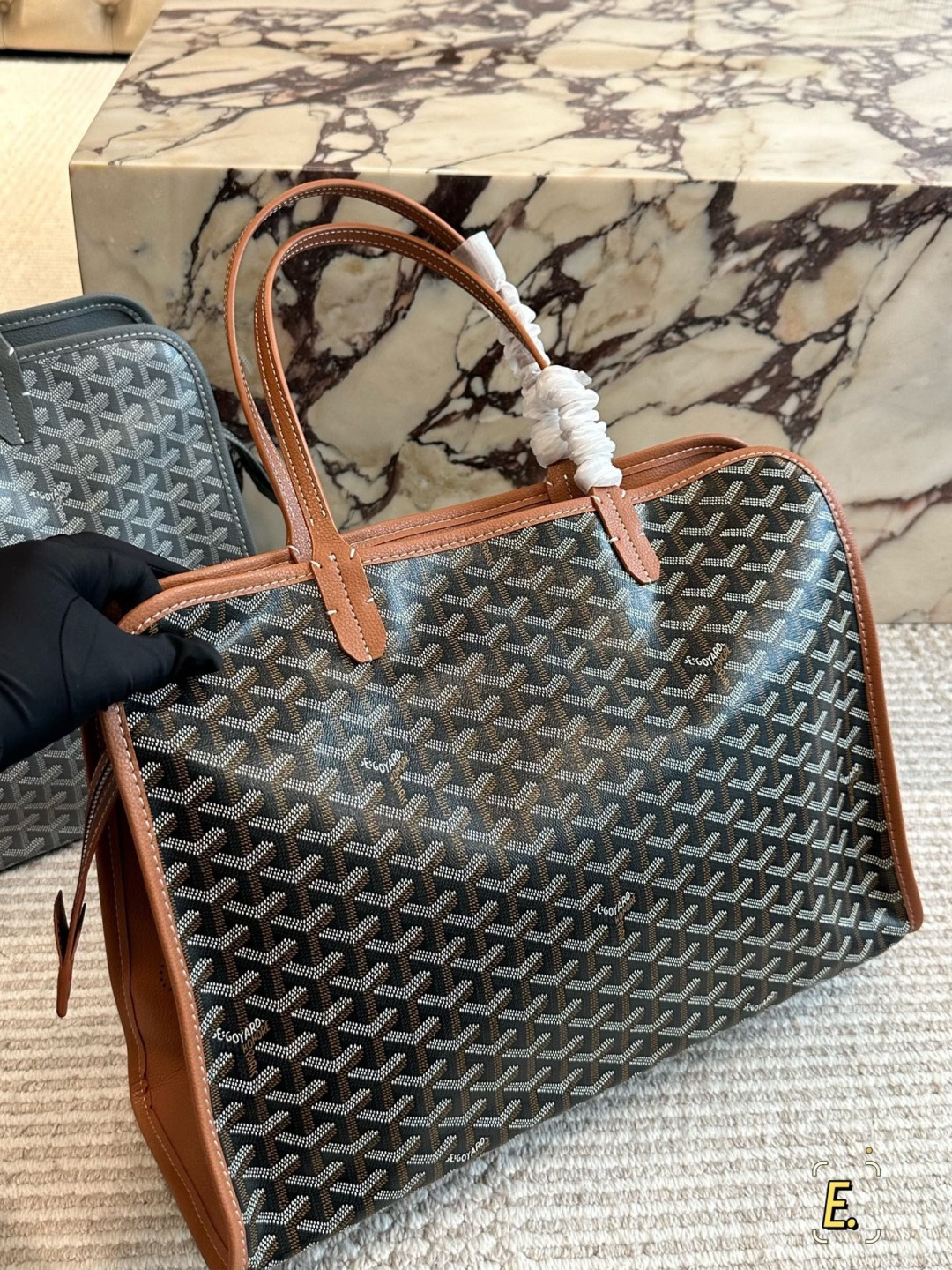 💰270包邮

size：41 30cm
戈雅购物袋🛍️
属于这个季节的购物袋
从头到尾全部都是客订哦！
Goyard 小托特 
实物真的很有质感，
四季绝配！