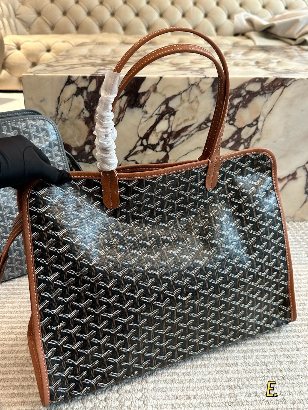 💰270包邮

size：41 30cm
戈雅购物袋🛍️
属于这个季节的购物袋
从头到尾全部都是客订哦！
Goyard 小托特 
实物真的很有质感，
四季绝配！