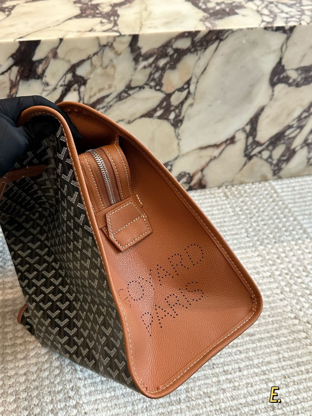 💰270包邮

size：41 30cm
戈雅购物袋🛍️
属于这个季节的购物袋
从头到尾全部都是客订哦！
Goyard 小托特 
实物真的很有质感，
四季绝配！