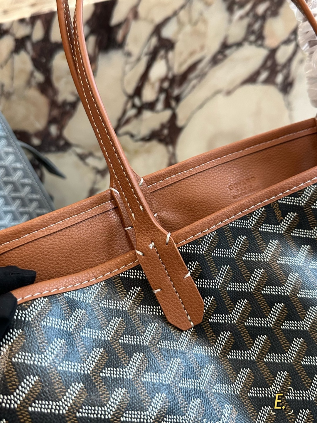 💰270包邮

size：41 30cm
戈雅购物袋🛍️
属于这个季节的购物袋
从头到尾全部都是客订哦！
Goyard 小托特 
实物真的很有质感，
四季绝配！