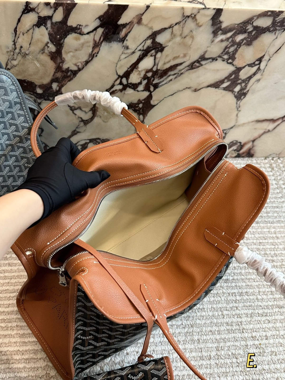 💰270包邮

size：41 30cm
戈雅购物袋🛍️
属于这个季节的购物袋
从头到尾全部都是客订哦！
Goyard 小托特 
实物真的很有质感，
四季绝配！