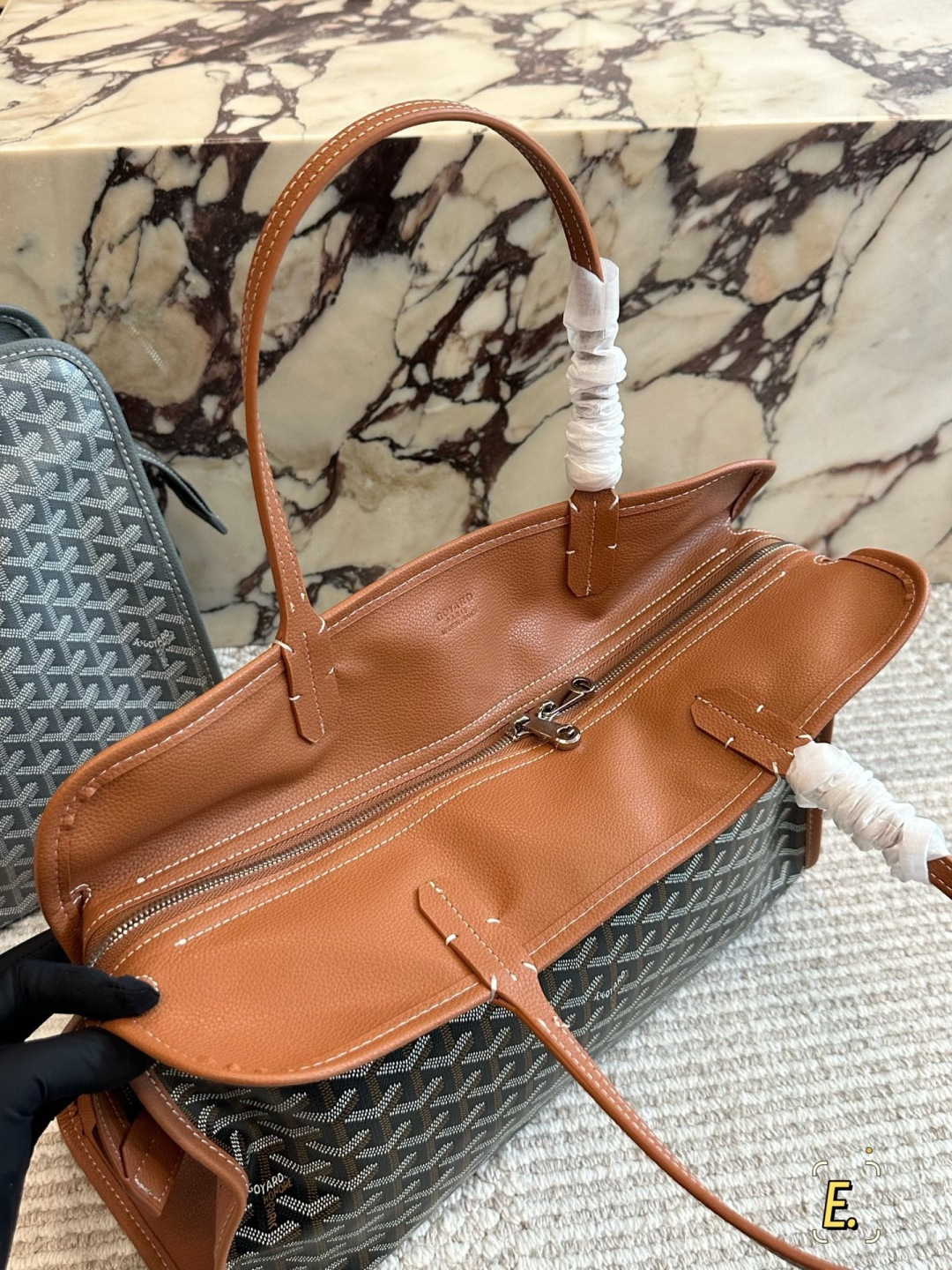 💰270包邮

size：41 30cm
戈雅购物袋🛍️
属于这个季节的购物袋
从头到尾全部都是客订哦！
Goyard 小托特 
实物真的很有质感，
四季绝配！