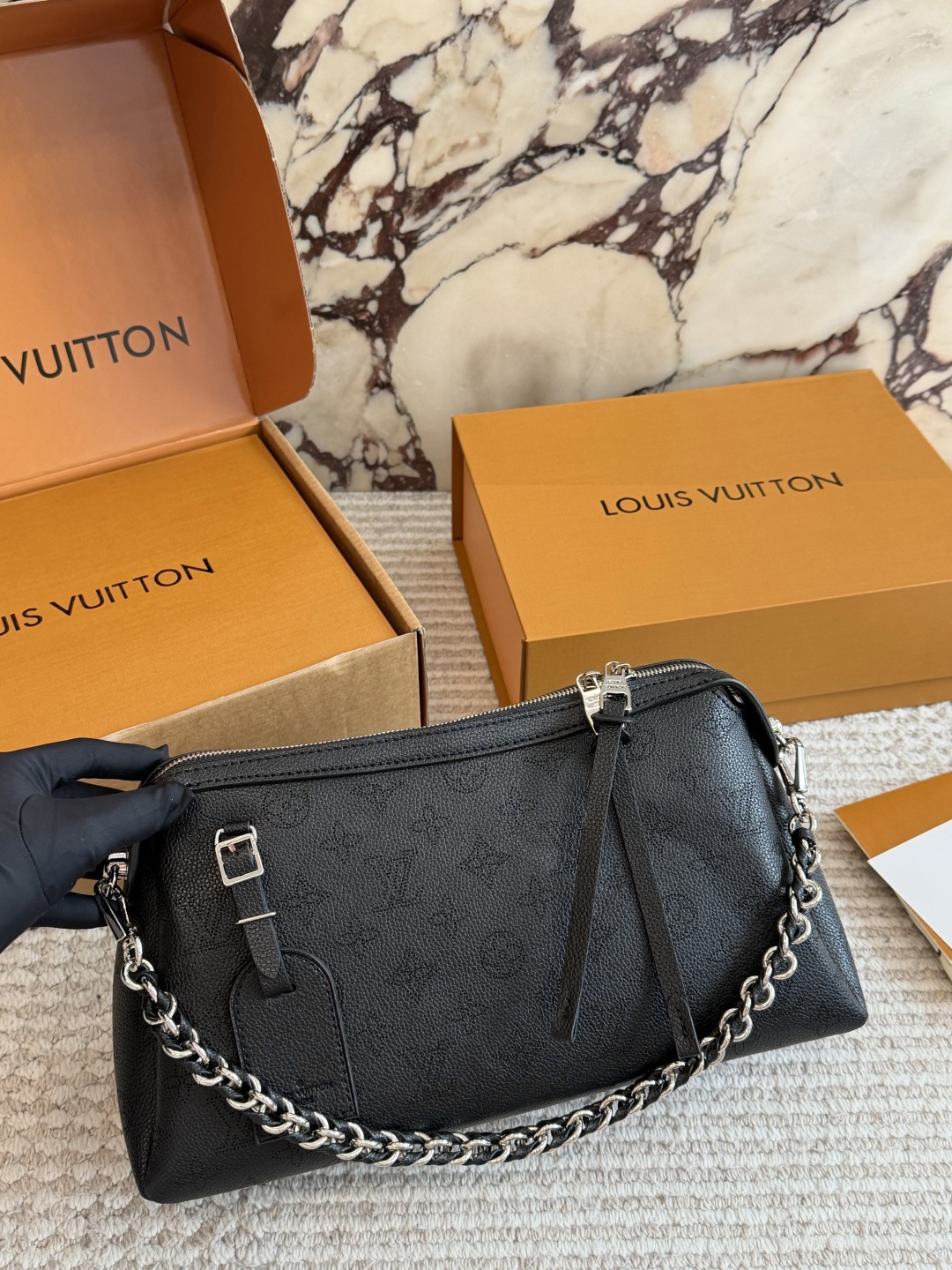 💰270包邮
LV必买包款|美到令 人窒息的月光女神

LV为数不多越看越耐看的包包 
纯牛皮Mahina!意味着夏威夷月光女神! D

拥有超精细打孔的镂空感!

喜欢高级|不易撞款|柔软细腻| 轻便 易打理包包的女生，此款比入手 29 19cm 配礼盒

