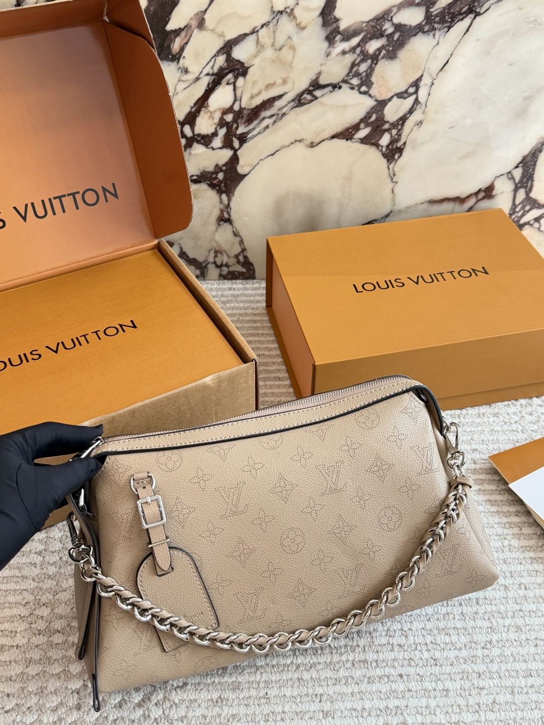 💰270包邮
LV必买包款|美到令 人窒息的月光女神

LV为数不多越看越耐看的包包 
纯牛皮Mahina!意味着夏威夷月光女神! D

拥有超精细打孔的镂空感!

喜欢高级|不易撞款|柔软细腻| 轻便 易打理包包的女生，此款比入手 29 19cm 配礼盒

