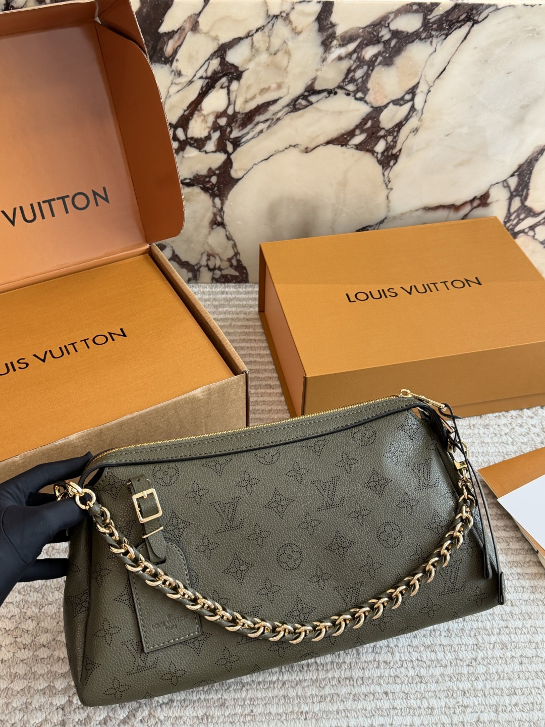 💰270包邮
LV必买包款|美到令 人窒息的月光女神

LV为数不多越看越耐看的包包 
纯牛皮Mahina!意味着夏威夷月光女神! D

拥有超精细打孔的镂空感!

喜欢高级|不易撞款|柔软细腻| 轻便 易打理包包的女生，此款比入手 29 19cm 配礼盒

