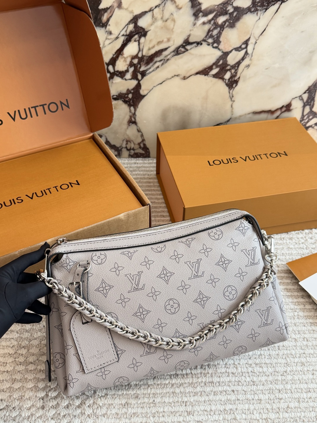 💰270包邮
LV必买包款|美到令 人窒息的月光女神

LV为数不多越看越耐看的包包 
纯牛皮Mahina!意味着夏威夷月光女神! D

拥有超精细打孔的镂空感!

喜欢高级|不易撞款|柔软细腻| 轻便 易打理包包的女生，此款比入手 29 19cm 配礼盒

