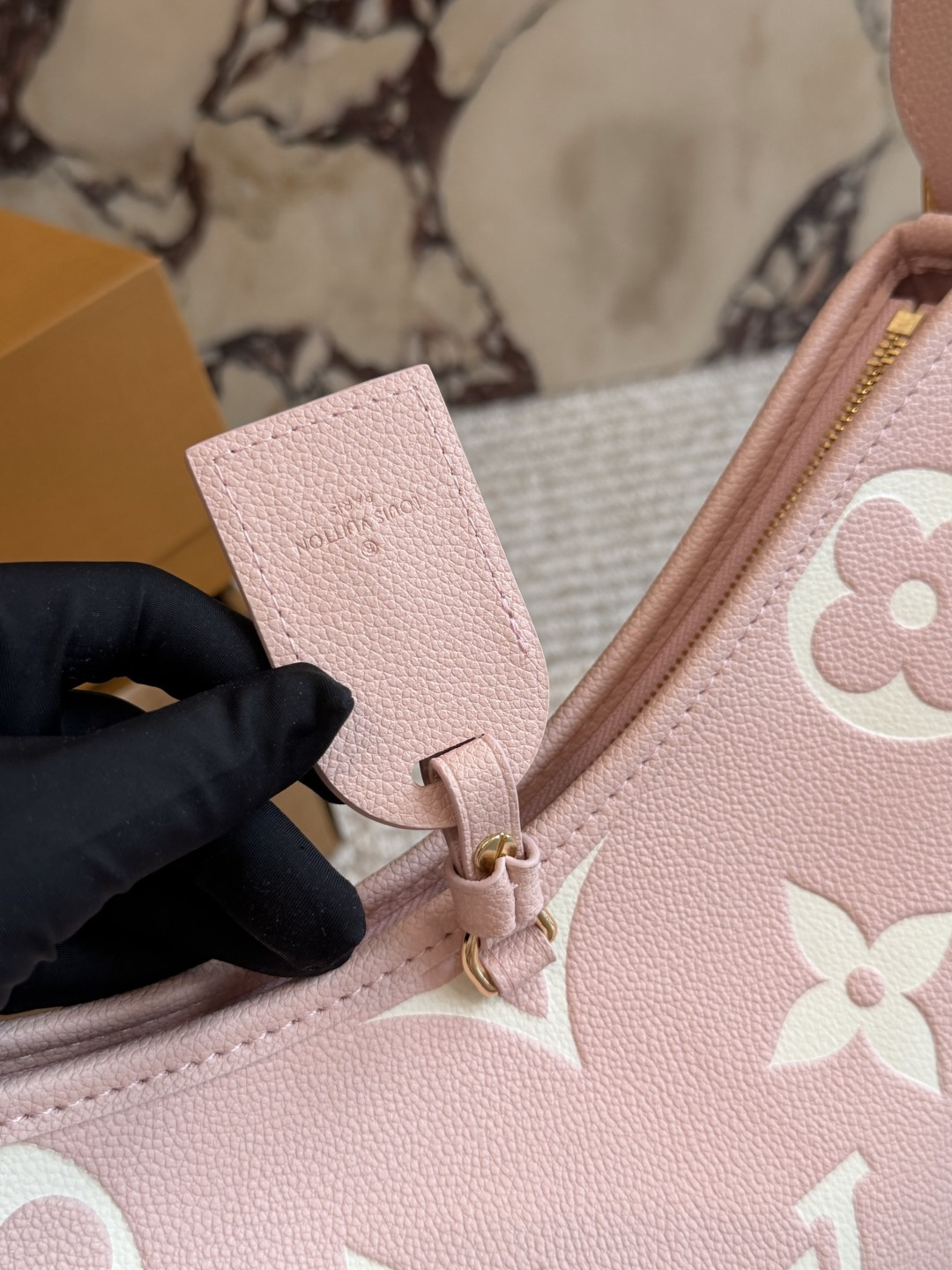 💰285包邮 配盒

size：29*22cm（小）
L家 大象灰/carryall
配置有子母袋和宽肩带
l新色沙丘色！高级
⚠️细节细节&hellip;.完美✔️
搜索🔍Lv carry 购物袋