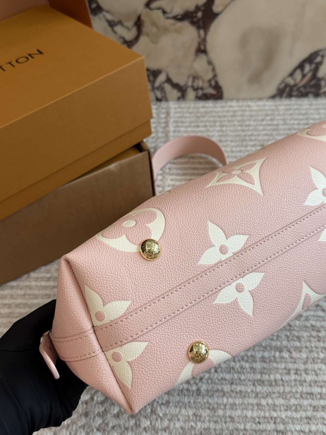 💰285包邮 配盒

size：29*22cm（小）
L家 大象灰/carryall
配置有子母袋和宽肩带
l新色沙丘色！高级
⚠️细节细节&hellip;.完美✔️
搜索🔍Lv carry 购物袋