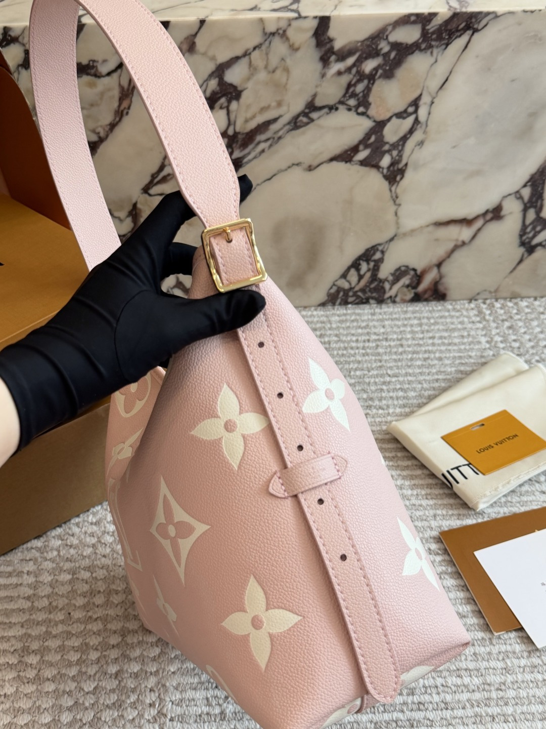 💰285包邮 配盒

size：29*22cm（小）
L家 大象灰/carryall
配置有子母袋和宽肩带
l新色沙丘色！高级
⚠️细节细节&hellip;.完美✔️
搜索🔍Lv carry 购物袋