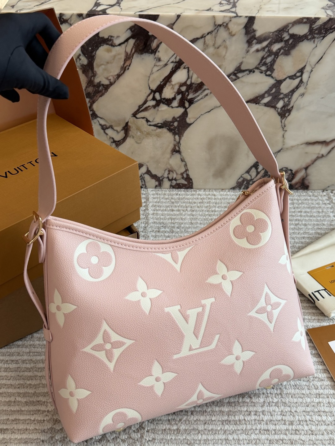 💰285包邮 配盒

size：29*22cm（小）
L家 大象灰/carryall
配置有子母袋和宽肩带
l新色沙丘色！高级
⚠️细节细节&hellip;.完美✔️
搜索🔍Lv carry 购物袋