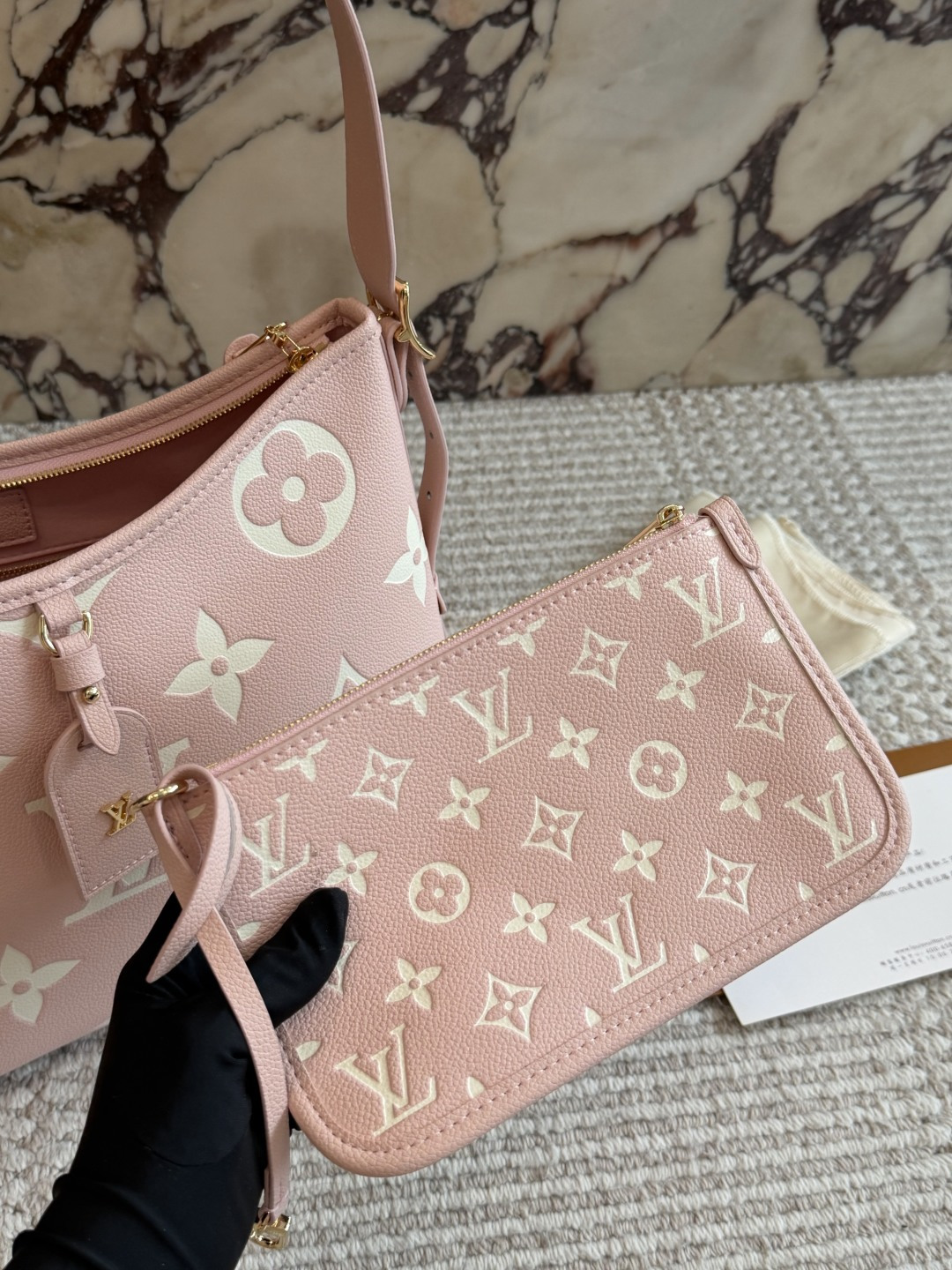 💰285包邮 配盒

size：29*22cm（小）
L家 大象灰/carryall
配置有子母袋和宽肩带
l新色沙丘色！高级
⚠️细节细节&hellip;.完美✔️
搜索🔍Lv carry 购物袋