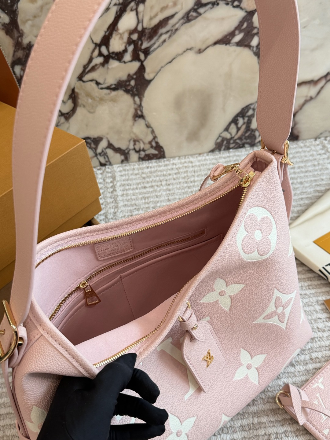 💰285包邮 配盒

size：29*22cm（小）
L家 大象灰/carryall
配置有子母袋和宽肩带
l新色沙丘色！高级
⚠️细节细节&hellip;.完美✔️
搜索🔍Lv carry 购物袋