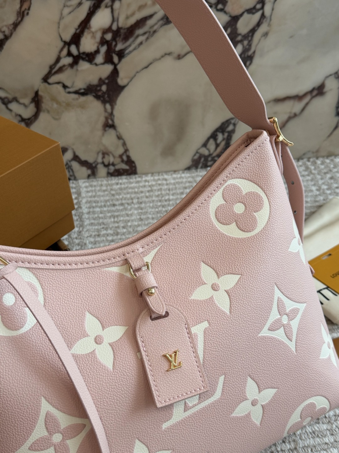 💰285包邮 配盒

size：29*22cm（小）
L家 大象灰/carryall
配置有子母袋和宽肩带
l新色沙丘色！高级
⚠️细节细节&hellip;.完美✔️
搜索🔍Lv carry 购物袋