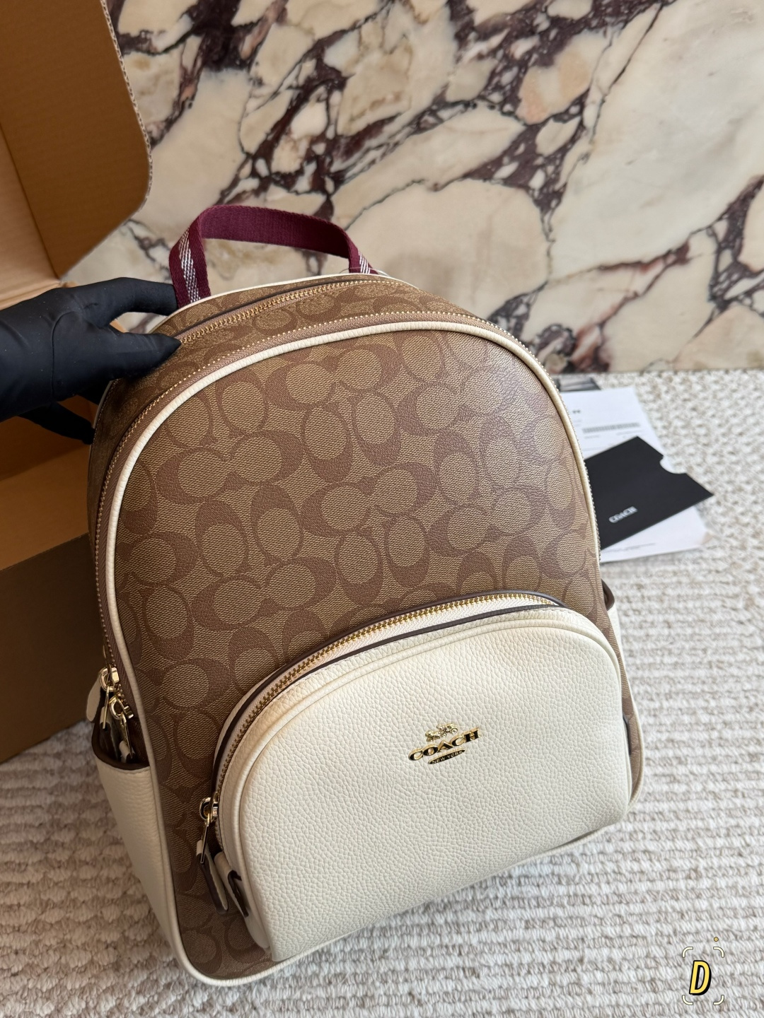 配盒 Coach女新款双肩包背包中号Court Coach女新款双肩包背包中号Court，双层拉链款，大小正合适，棕色logo，尺寸约：28*33*12cm，经典百搭一万年不过时。