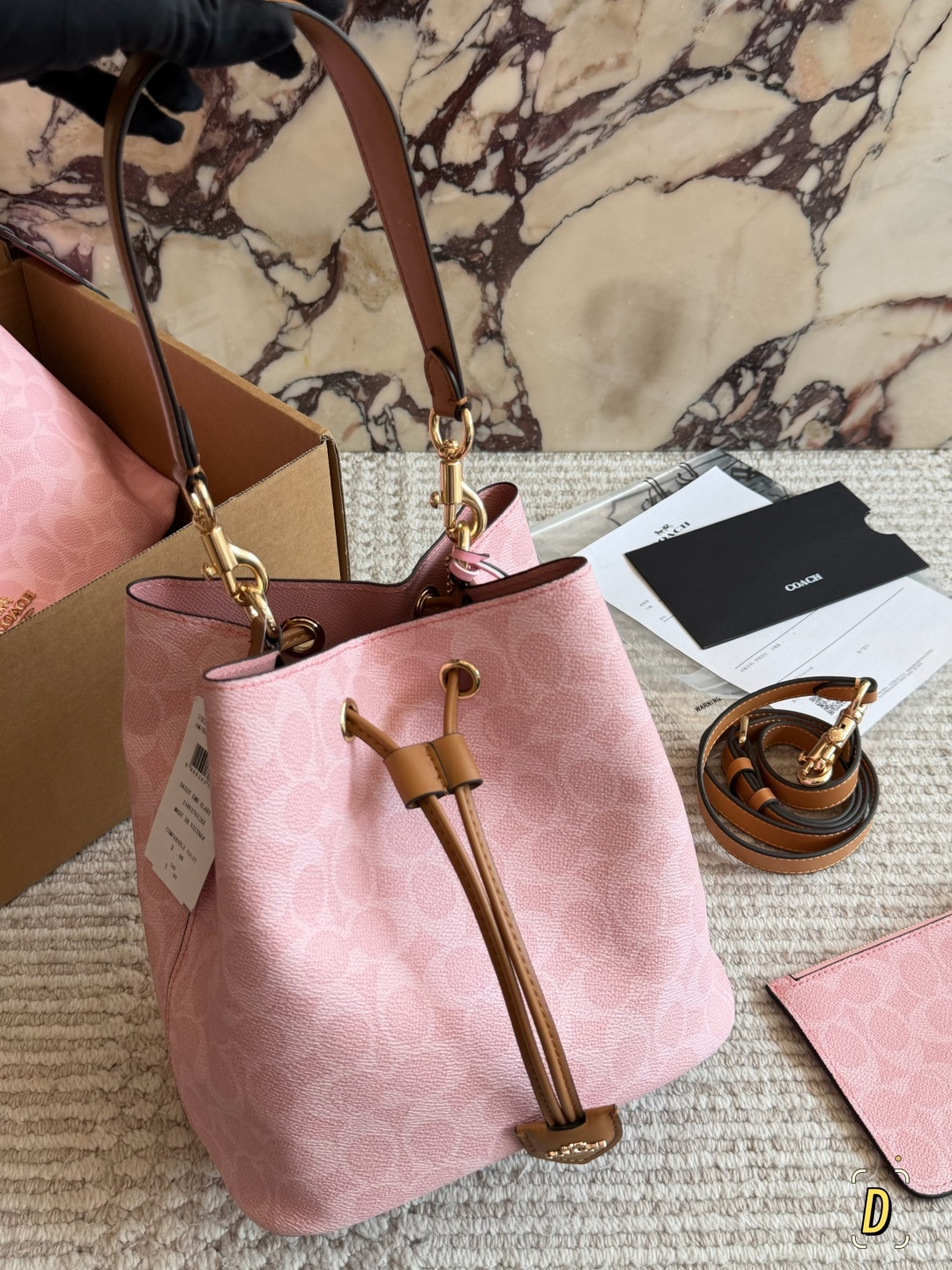 ¿El nuevo bolso cubo de Coach no te roba el corazón? Razones para recomendarlo: 444 V Dos correas: de mano, de axila o …
