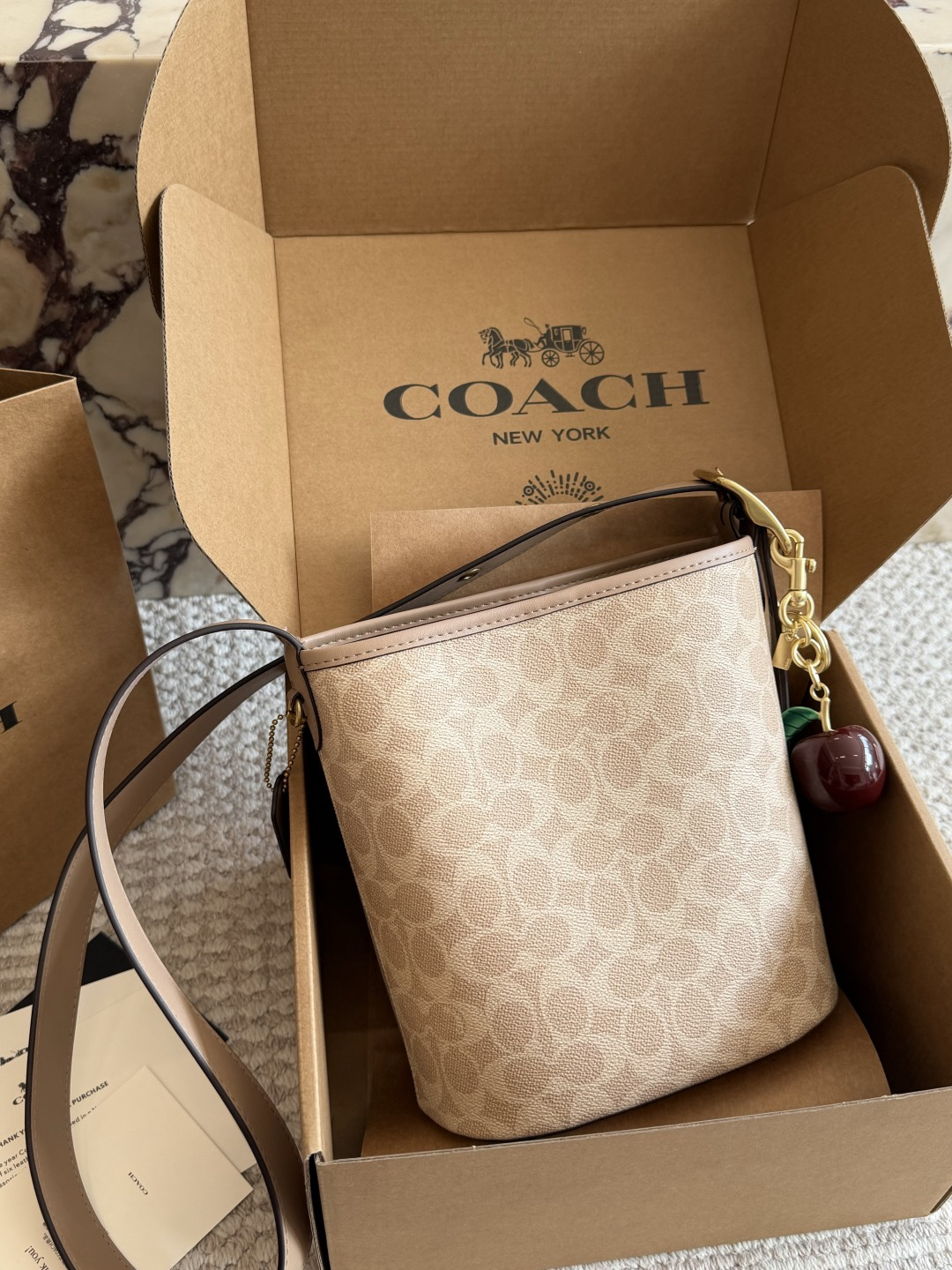 ¿No te encanta el nuevo cubo de Coach? Razones para recomendarlo: 444 V dos correas, se puede llevar al hombro, bajo el…
