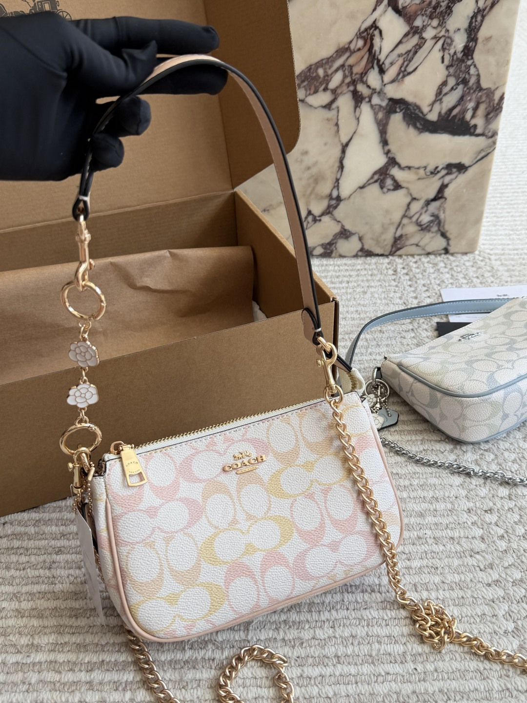 COACH|Nuevo Nolita Mahjong Bag 19|Suaves tonos crema. Sé que a todos les gusta este color y también les gusta mucho el …