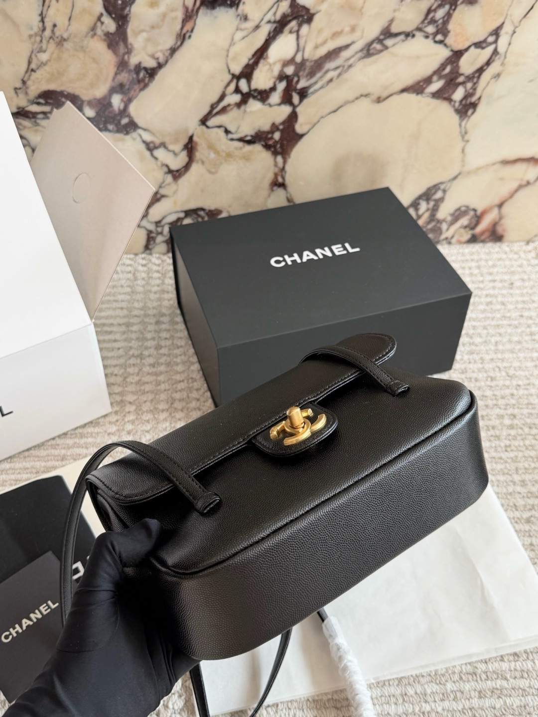 Черная сумка Chanel с золотой фурнитурой