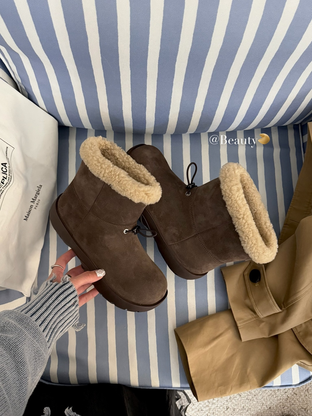 NO:593214,Retro drawstring sports short boots. I really like these ugly snow boots! They look clumsy but they are not at all! The wool lining keeps you warm throughout autumn and winter~ Pair them with simple clothes to highlight your personality! Size35-40, snow boots, boots19860909复古抽绳运动短靴 好喜欢这双丑萌雪地靴! 看似笨拙其实一点都不! 羊毛内里温暖整个秋冬~ 搭配简约服饰更能凸显其个性! Size35-40,雪地靴,boots,Women's Shoes