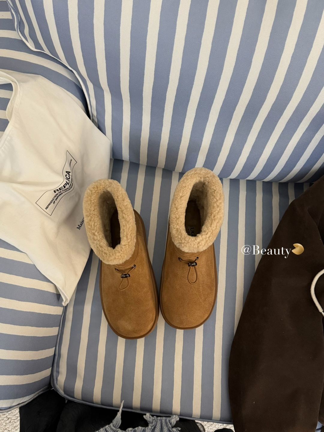 NO:593211,Retro drawstring sports short boots. I really like these ugly snow boots! They look clumsy but they are not at all! The wool lining keeps you warm throughout autumn and winter~ Pair them with simple clothes to highlight your personality! Size35-40, snow boots, boots19860909复古抽绳运动短靴 好喜欢这双丑萌雪地靴! 看似笨拙其实一点都不! 羊毛内里温暖整个秋冬~ 搭配简约服饰更能凸显其个性! Size35-40,雪地靴,boots,Women's Shoes