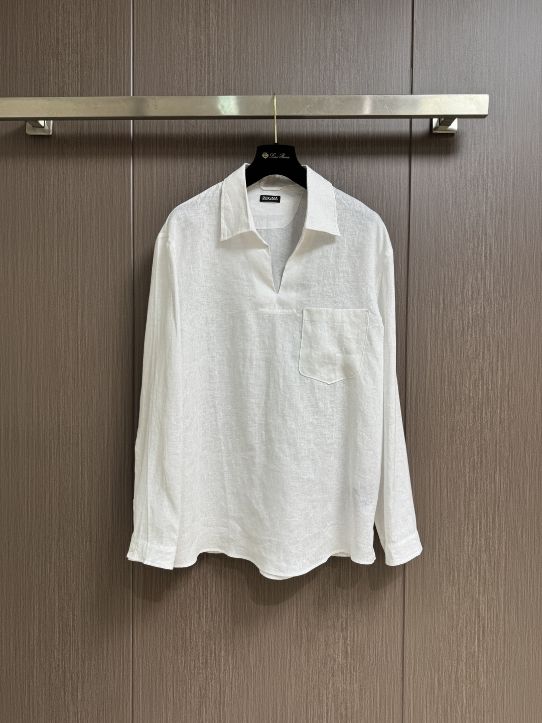 NO:490338,Zegna Oasi Lino Oasis Lino Polo shirt, made of elastic linen fiber, lightweight, breathable and skin-friendly, and fully expresses casual and elegant style. It is a selection of items in a casual wardrobe. Paired with sailor collar and chest pocket, it adds a delicate style, fit style, sailor collar, shirt cuffs, round hem, chest patch pocket. Size S-XL,,shirts,alexander wang19860909Zegna Oasi Lino绿洲亚麻 Polo 衬衫,这款Oasi Lino Polo 衫采用弹性亚麻纤维制成,轻盈挺阔,透气亲肤,尽释随性优雅风范,是休闲衣橱中的精选单品.搭配水手领和胸袋,平添精致格调,合身版型,水手领,衬衫式袖口,圆形下摆,胸口贴袋.尺码S-XL,,shirts,alexander wang,Men's clothing