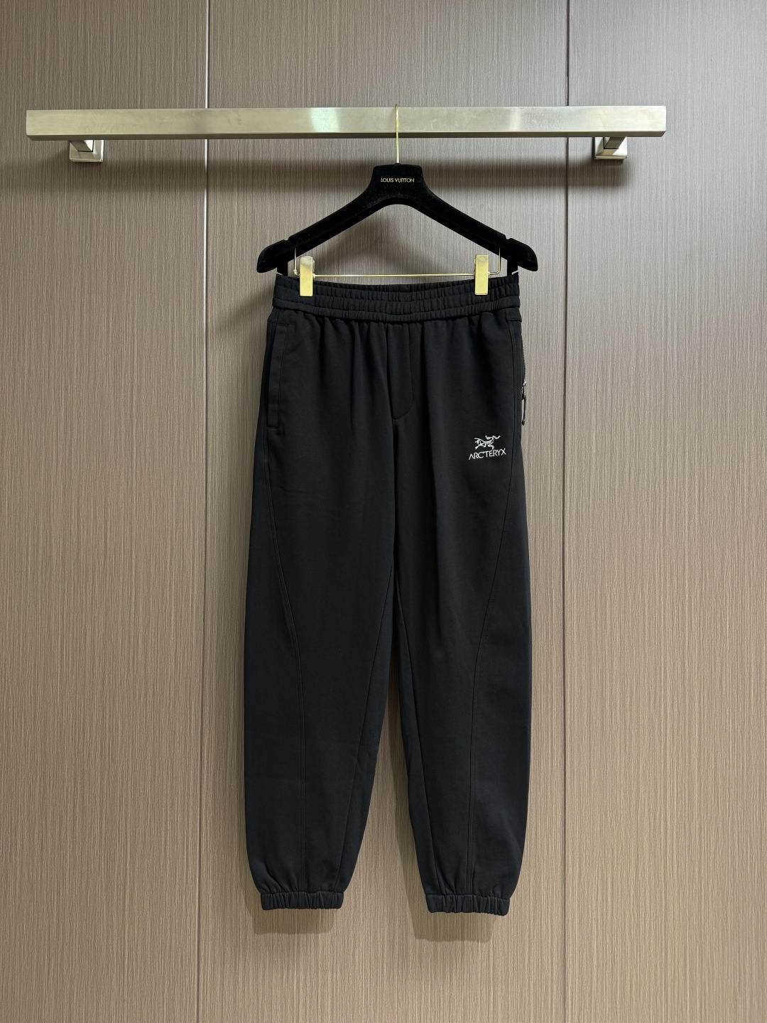 NO:505822,Archaeopteryx Sports Buckle Pants and Trousers, made of customer-supplied fabric, soft and comfortable upper body, not easy to wrinkle, first-class texture, exquisite workmanship, accurate foreign trade quality, pants are embroidered with Japanese Tajima embroidery machine, ten-needle precision craftsmanship. Size M-3XL, arc'teryx, alexander wang19860909始祖鸟 Arcteryx 运动束脚卫裤长裤,采用客供面料 上身柔软舒服 不易起皱 质感一流,做工精致 准外贸级别品质,裤子采用日本田岛绣花机万针精密工艺刺绣.尺码M-3XL,arc'teryx,alexander wang,Men's clothing