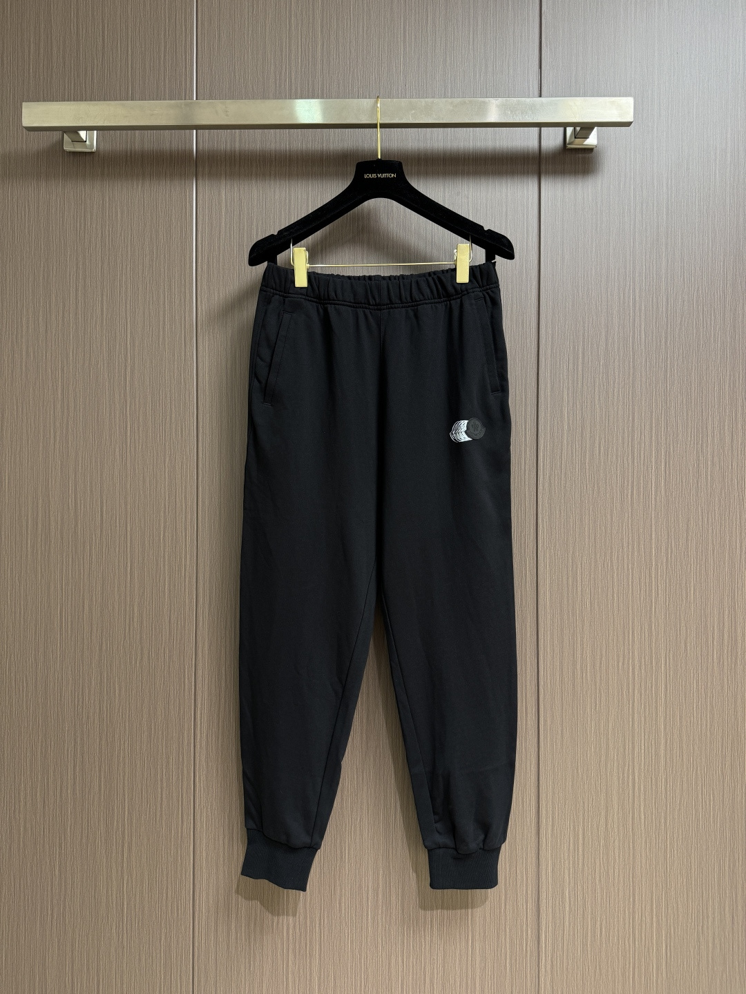 NO:505826,Moncler 2025SS spring and summer new product trousers and casual pants, invincible fabrics, impeccable versatile styles and designs, beautiful outdoor sports. The soul-style logo is simple and casual, the hardware and accessories are top-notch, good details, beautiful texture, very stylish, and real weight. Size M-3XL, alexander wang19860909Moncler 2025SS春夏新品束脚卫裤休闲裤,面料无敌,型款设计都无可挑剔的百搭款卫裤,户外运动都美.灵魂式的logo仔章简约休闲, 五金辅料都是顶配 细节好,质感美,十分有格调 实实在在的份量.尺码M-3XL,,alexander wang,Men's clothing