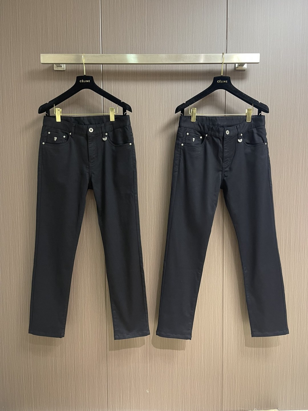 Burberry 2025SS春夏新款休闲裤，采用客供面料，战马标logo标志彰显品牌特征，针脚非常细密