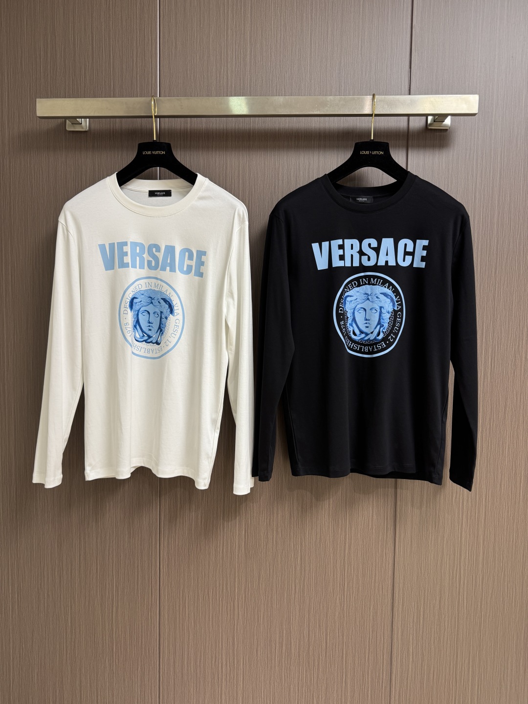 Versace Logo Print Long Sleeve T-Shirt Fall/Winter Collection 4 cmp i1760063761598 8145 0 2