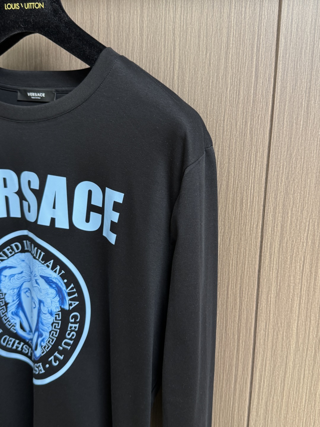 Versace Logo Print Long Sleeve T-Shirt Fall/Winter Collection 5 cmp i1760063789097 6474 0 3