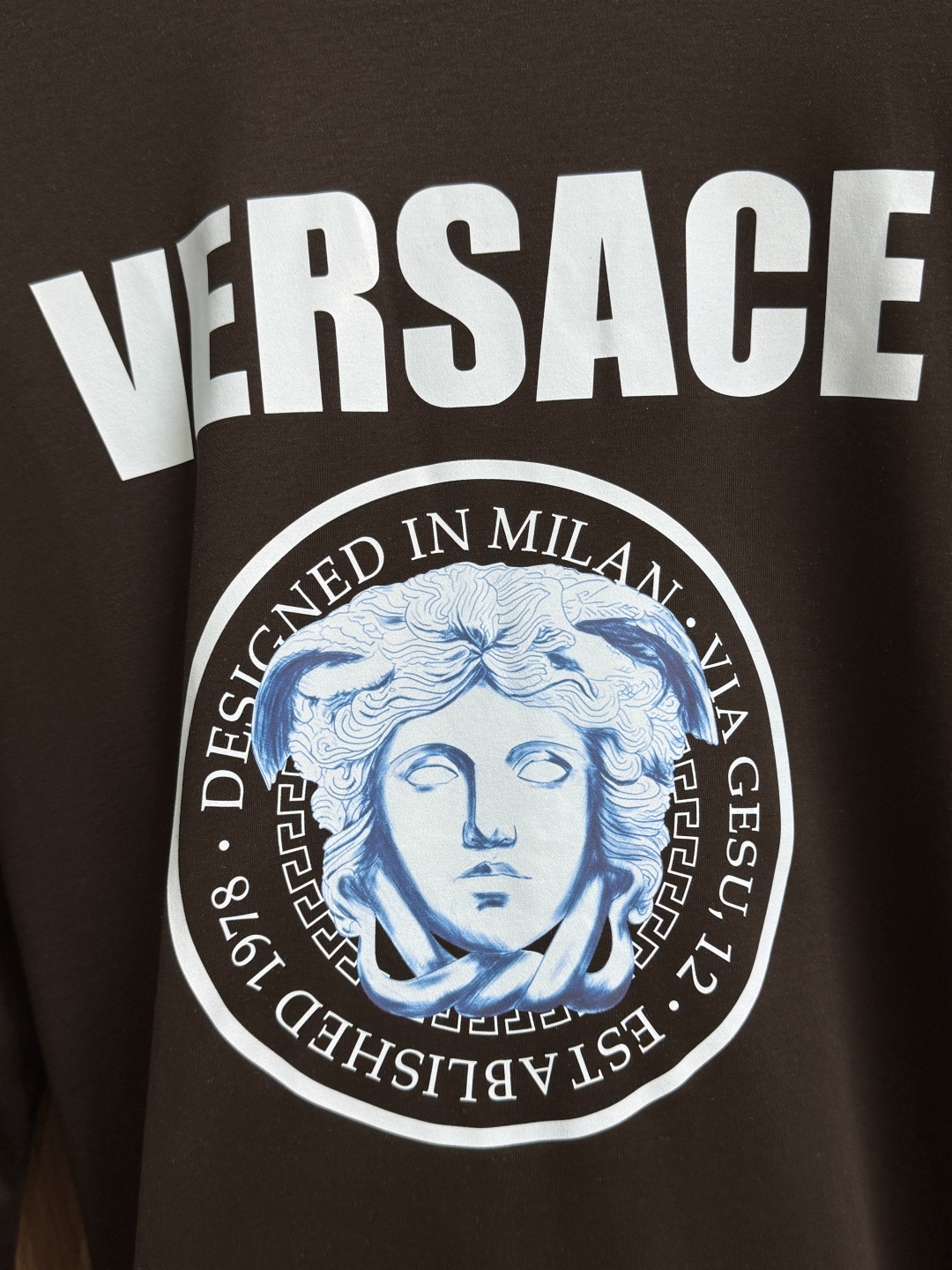 Versace Logo Print Long Sleeve T-Shirt Fall/Winter Collection 8 cmp i1760063789416 8435 0 6