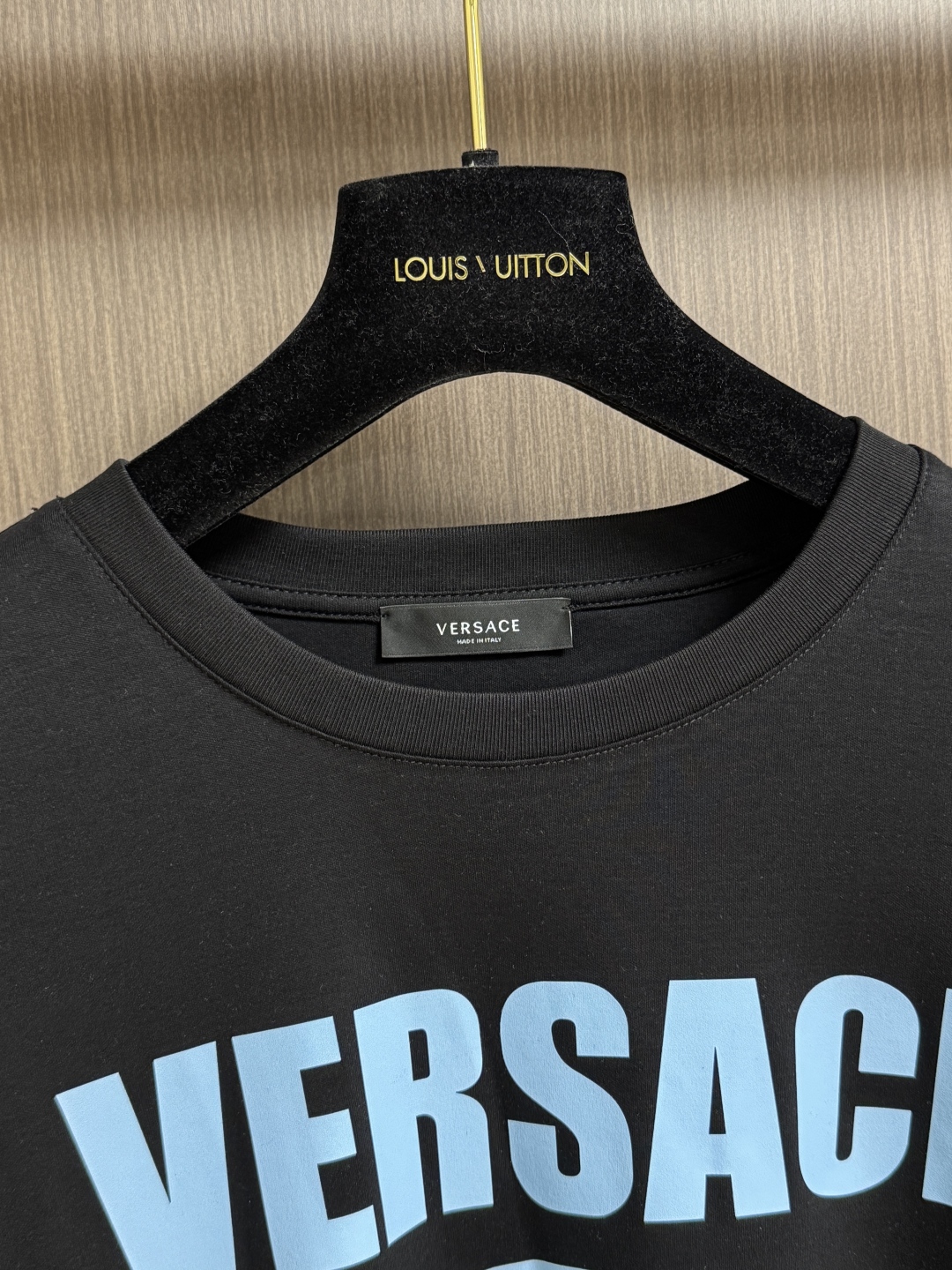 Versace Logo Print Long Sleeve T-Shirt Fall/Winter Collection 6 cmp i1760063789452 9255 0 4