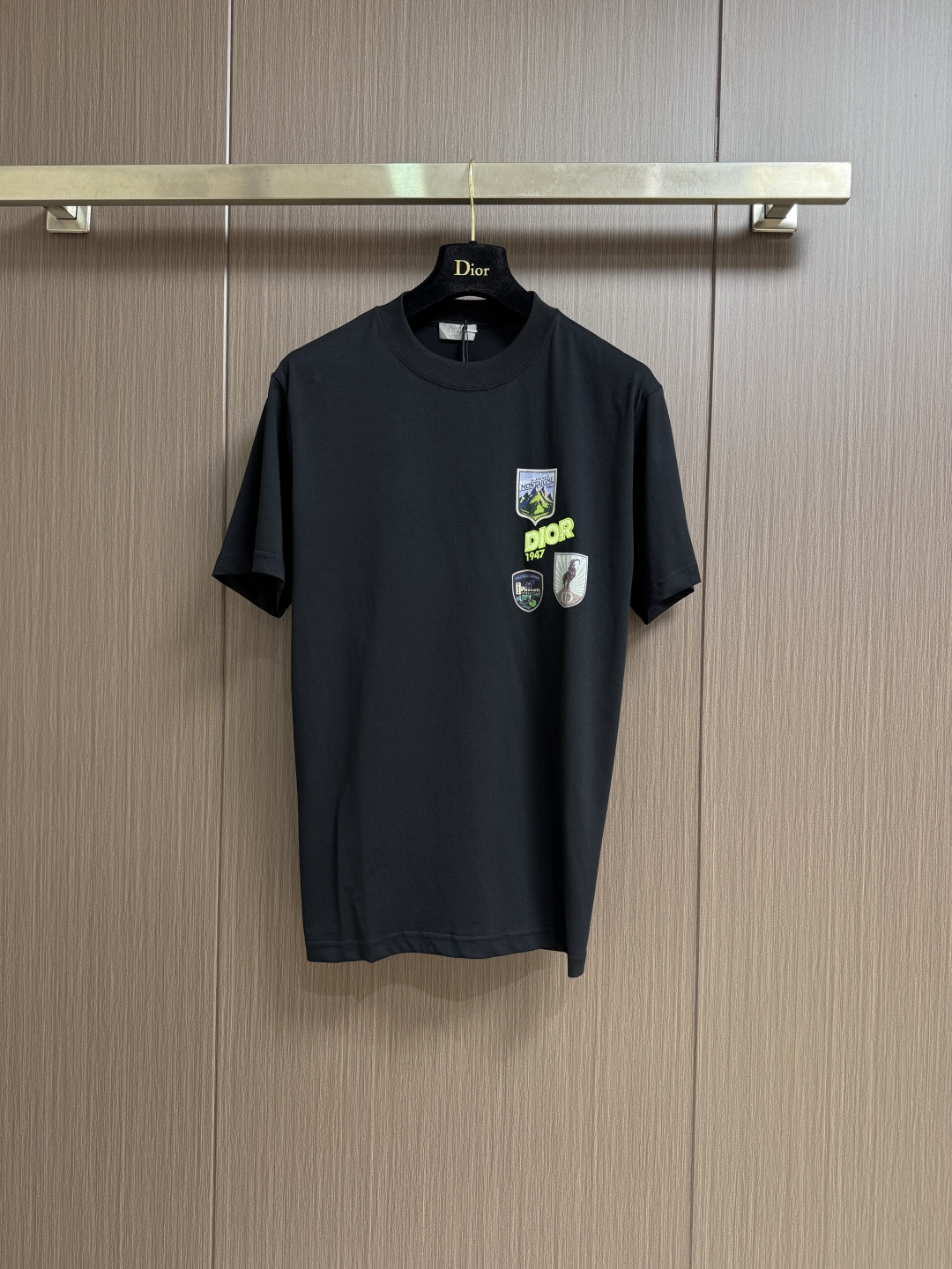 NO:601186,Dior embroidered patch short-sleeved T-shirt. This Dior Mountain T-shirt is a new product in the 2026 spring series. It is decorated with multi-color patches to show the mountain spirit and the classic Dior haute couture style logo inspired by the Dior archives. It is carefully made of white cotton jersey fabric and has a round neck design that can be matched with the series to create a sophisticated look. Sizes XS-L,, dior, T-shirt, tees, t-shirt, alexander wang19860909Dior 刺绣补丁短袖T恤,这款 Dior Mountain T 恤是二零二六春季系列新品,饰以多色补丁,展现高山精神和灵感源自Dior档案的Dior高订风格经典标识.采用白色棉质平纹针织面料精心制作,圆领设计,可与该系列的搭配,打造精致的造型.尺码XS-L,,dior,T-shirt,tees，t-shirt,alexander wang,Men's clothing