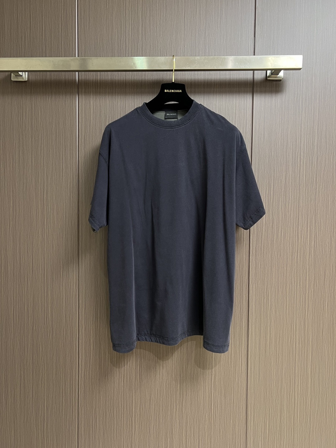 NO:601192,Balenciaga front and back double-layered round neck short-sleeved T-shirt  The main body is made of 24S plain knitted fabric with a weight of 185g; with 32S double yarn 1*1 thread, the weight is 270g. The fabric weight ensures lightness and breathability. The 24-count yarn gives the fabric a delicate and smooth texture, and the plain knitted structure brings good skin-friendly feel and moderate elasticity. The fabric has been washed in faded gray, which not only gives it a unique retro appearance but also softens the color.  Color, and also achieves a pre-softening effect on the touch, eliminating the stiffness of the new fabric, so that the ready-made garments present a comfortable and soft old material texture when worn for the first time. The main body of the gray surface embroidery adopts new tatami twill lace embroidery, and the tatami embroidery stitches are interwoven with each other to form diagonal lines. The tatami woven surface and the shaped edge integrally connected with the tatami woven surface have good flatness, soft hand feel, good elasticity and gloss.  Good. The woven surface of the tatami is indented compared to the fixed edge, which improves the three-dimensional effect of the pattern and has a better visual effect. The black surface adopts precision needle embroidery technology; the embroidery is very fine and dense, the pattern is clear and the lines and three-dimensional sense are strong. The linen material embroidery thread is densely processed, and the embroidery body has a subtle matte visual texture; the embroidery effect is three-dimensional and full. The flat embroidery has a unique stitching design, and the embroidery is very fine and dense; the overall needlework  The feet are fine and the fineness and texture are consistent, adding a sense of layering to the simple design. A unique technology that simulates natural aging through the post-finishing process. Through controlled stone grinding, enzyme washing and other processes, the original dye in the cotton fiber is partially removed, forming uneven fading marks on the dark base, thereby creating a soft, retro grayscale visual effect. The overall wiring is straight and delicate, the fabric is comfortable and soft, and the color is consistent without color difference.  It can be matched with the same style to create a fashionable look, and can be used in various occasions. Customized accessories, complete with three standards, same style for men and women!  Size XS-L,,balenciaga,T-shirt,tees,t-shirt,alexander wang19860909Balenciaga 正反双层圆领短袖T恤 主体采用24S平纹针织面料克重为185g；搭配32S双纱1*1螺纹,克重为270g.面料克重确保了穿着的轻盈与透气性.24支纱线赋予了面料细腻平整的肌理,平纹针织结构则带来了良好的亲肤感和适度的弹性.面料经过褪色灰色水洗处理,这不仅赋予其独特的复古外观,柔和了色彩,更在触感上实现了预软化的效果,消除了新织物的生硬感,使成衣初次穿着即呈现舒适柔软的旧物质感.灰色面刺绣主体采用新型榻榻米斜纹花边刺绣,榻榻米绣花针法相互交织而成并形成斜向纹路.榻榻米编织面、及与榻榻米编织面一体连接的定型边.平整性好,手感柔软,弹性好,光泽度好.榻榻米编织面相较定型边内陷,提高花纹的立体感,视觉效果更好.黑色面采用精密挨针绣工艺；刺绣非常精细针法绵密,图案清晰且线条感和立体感强.亚麻材质绣线合加密处理,绣体具有微妙的哑光视觉质感；刺绣效果立体饱满.平绣的挨针走线独特设计,刺绣非常精细针法绵密；整体针脚细密,精细度质感一致,为简约设计增添了层次感.通过后整理工艺模拟自然旧化感的独特技术.通过控制性的石磨、酶洗等工艺,部分去除棉纤维中的原身染料,在深色基底上形成不均匀的褪色痕迹,从而营造出柔和、复古的灰度视觉效果.整体走线平直细腻,面料舒适柔软,颜色一致无色差 能与同款搭配营造时尚造型,驾驭各种场合,定制辅料,三标齐全,男女同款！尺码XS-L,,balenciaga,T-shirt,tees，t-shirt,alexander wang,Men's clothing